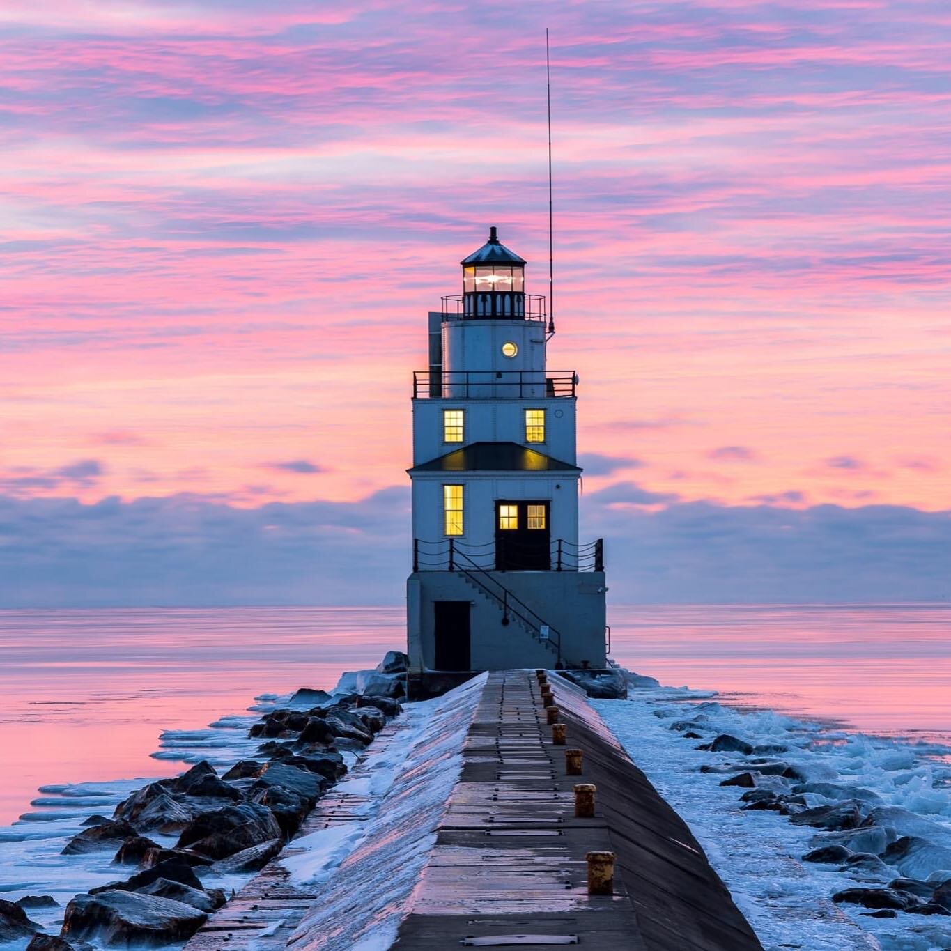 New year. Same goal. Showcase the beauty of our world. #.
.
.
.
.
.
.
.

#wisconsin #DrinkWisconsinbly #DiscoverWisconsin #travelwi #onlyinwisconsin #bestofthebadgerstate #GoOverboard #capturewisconsin #travel #wisconsinphotograher #wisconsinlife #li