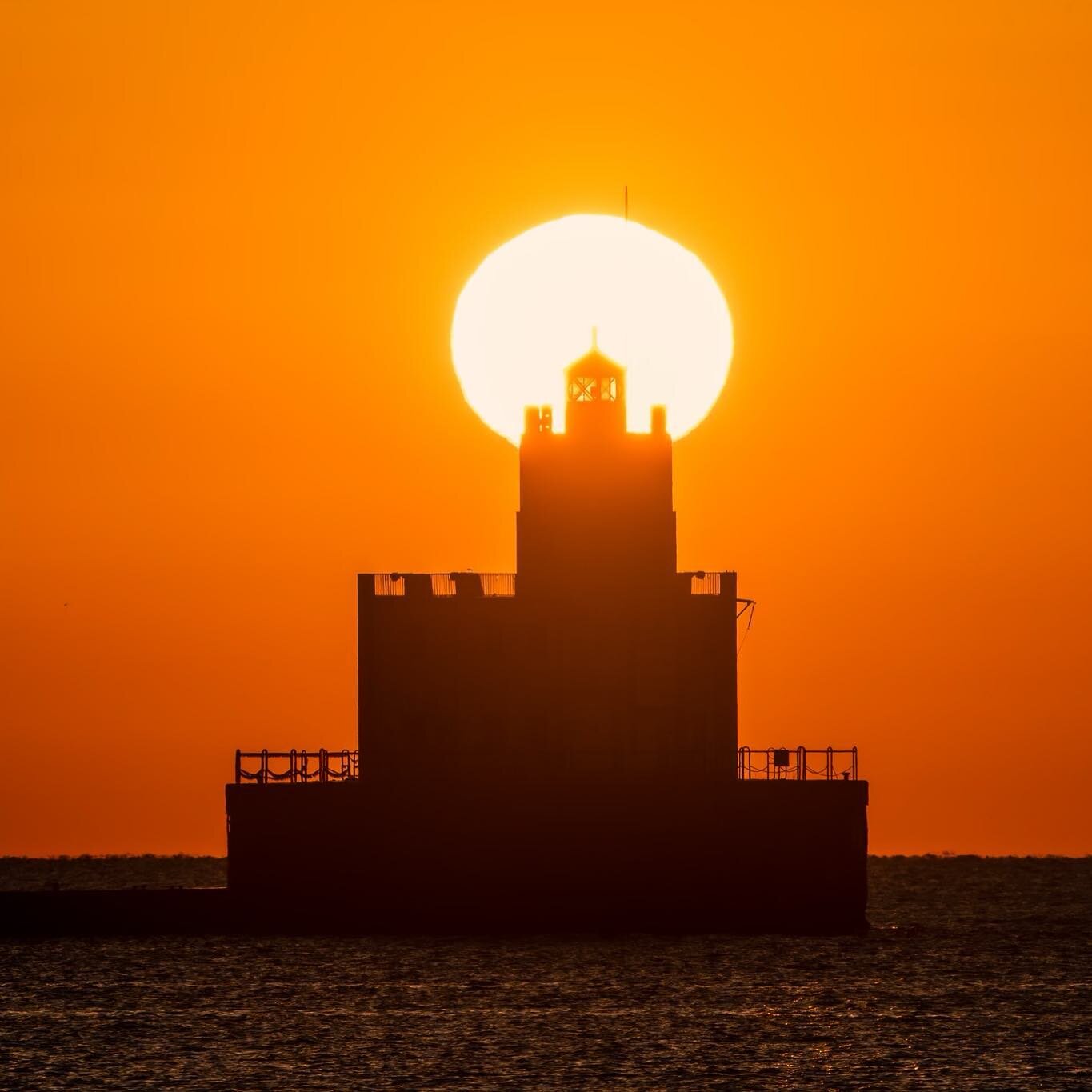 Happy SUNday.
.
.
.
.
.
.
.

#wisconsin #DrinkWisconsinbly #DiscoverWisconsin #travelwi #onlyinwisconsin #bestofthebadgerstate #GoOverboard #capturewisconsin #travel #wisconsinphotograher #wisconsinlife #lighthouse #lighthousesofinstagram