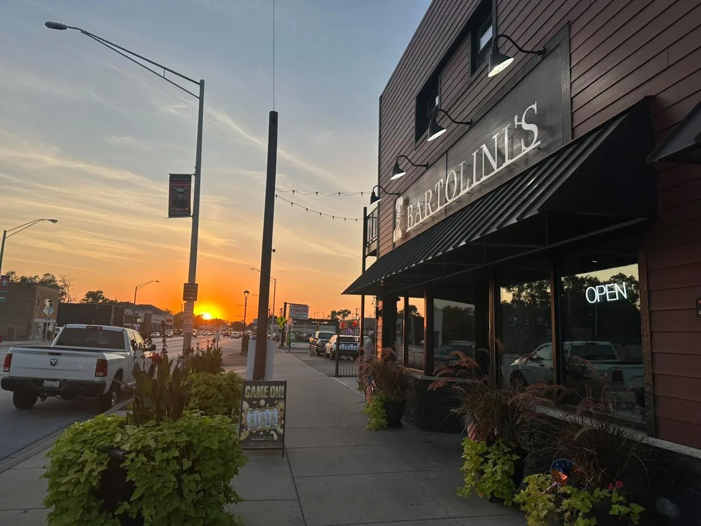 An October 3rd sunset at 85&deg;&hellip; unseasonably warm, and we&rsquo;re soaking it in on the patio! 🍂🍕 Come grab dinner and enjoy the evening with us.