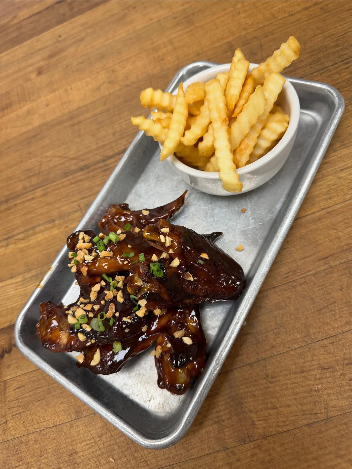 PB&amp;J&hellip;but make it wings 😏🍗
Smoked, sauced, tossed with chopped nuts &amp; green onions.
On special till Sunday. Come get messy!

#Bartolinis #Wings #PBJ #SweetHeat #ChicagoFood #foodiefinds