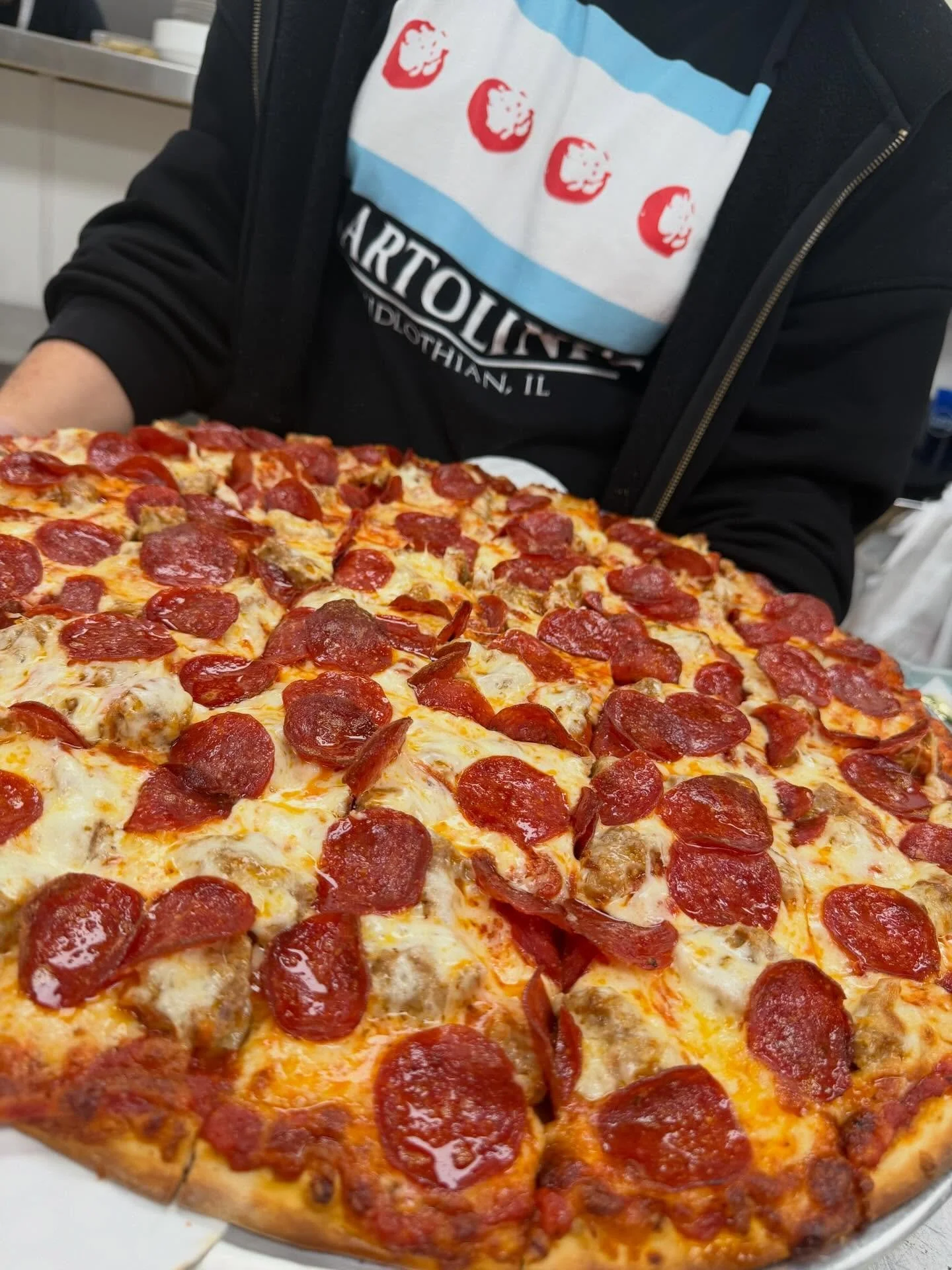 Some people like it on top 😉

Sausage + pepperoni pizza with the pepperoni stacked right where it belongs 😏🔥
Pure deliciousness. 🍕🍕

Who&rsquo;s claiming the first slice?

#Bartolinis #PizzaOnTop #PepperoniLovers #ChicagoEats #PizzaTime #foodief