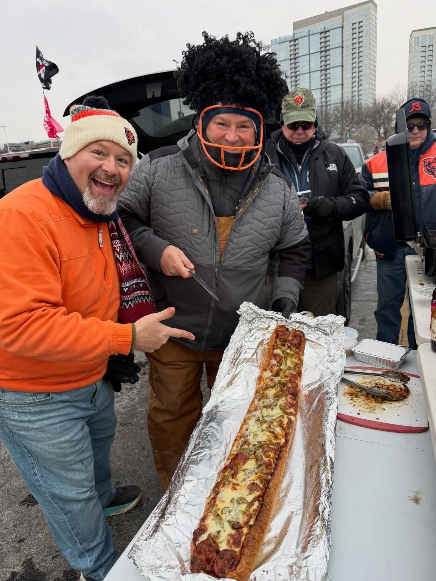 Bear Down 🐻⬇️❤️🏈 they brought the BEST to Da Bears Tailgate!! 3 Foot Meatball Sandwich!!! #Bartolinis
#MeatballKingsOfChicago
#ChicagoPizza
#MidlothianEats