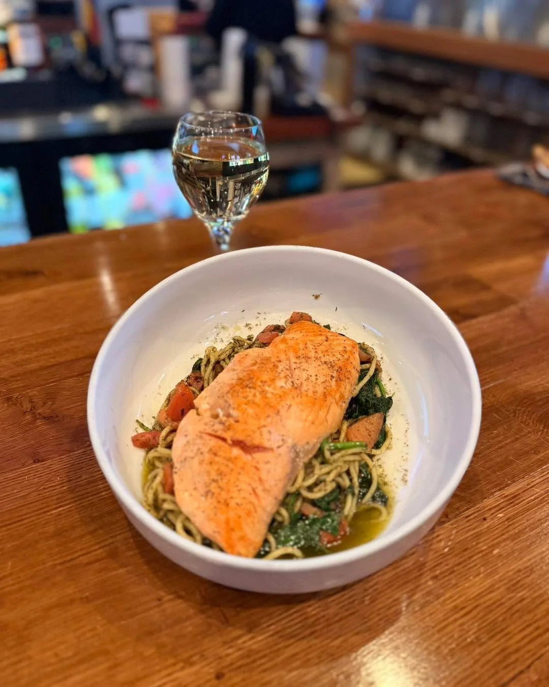 Healthy never had to mean boring&hellip; and Bartolini&rsquo;s understood the assignment. 😉

Our kitchen is serving up a Lent feature (all season long) 
that brings the fresh and the flavor:

Salmon with dill parsley butter,
Over spaghetti with baby