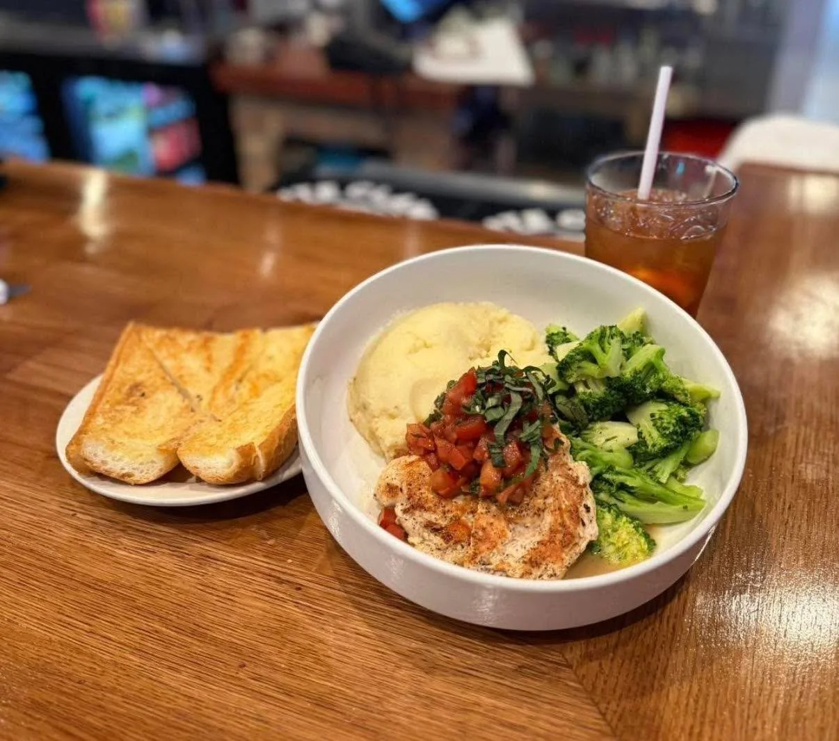 T G I F 
It&rsquo;s different at Bartolini&rsquo;s&hellip; and you can feel it the moment you walk in.

Tonight&rsquo;s feature (and yes&hellip; you&rsquo;re going to want this 🤤):
Our Chicken Bruschetta Entr&eacute;e
✨ Fresh, flavorful, and always 