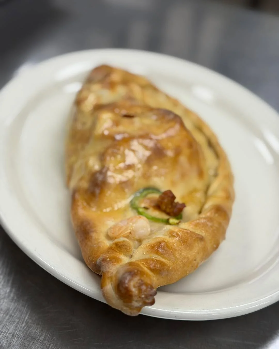 It&rsquo;s Thursday!!! 😎And you know what that means&hellip; 
CALZONES ARE ON SPECIAL. 👏🔥

$3 OFF today &mdash; DINE IN ONLY

Stuffed with a blend of garlic, mozzarella, tomato sauce 
&amp; 3 ingredients of your choice&hellip; 
all wrapped in our 