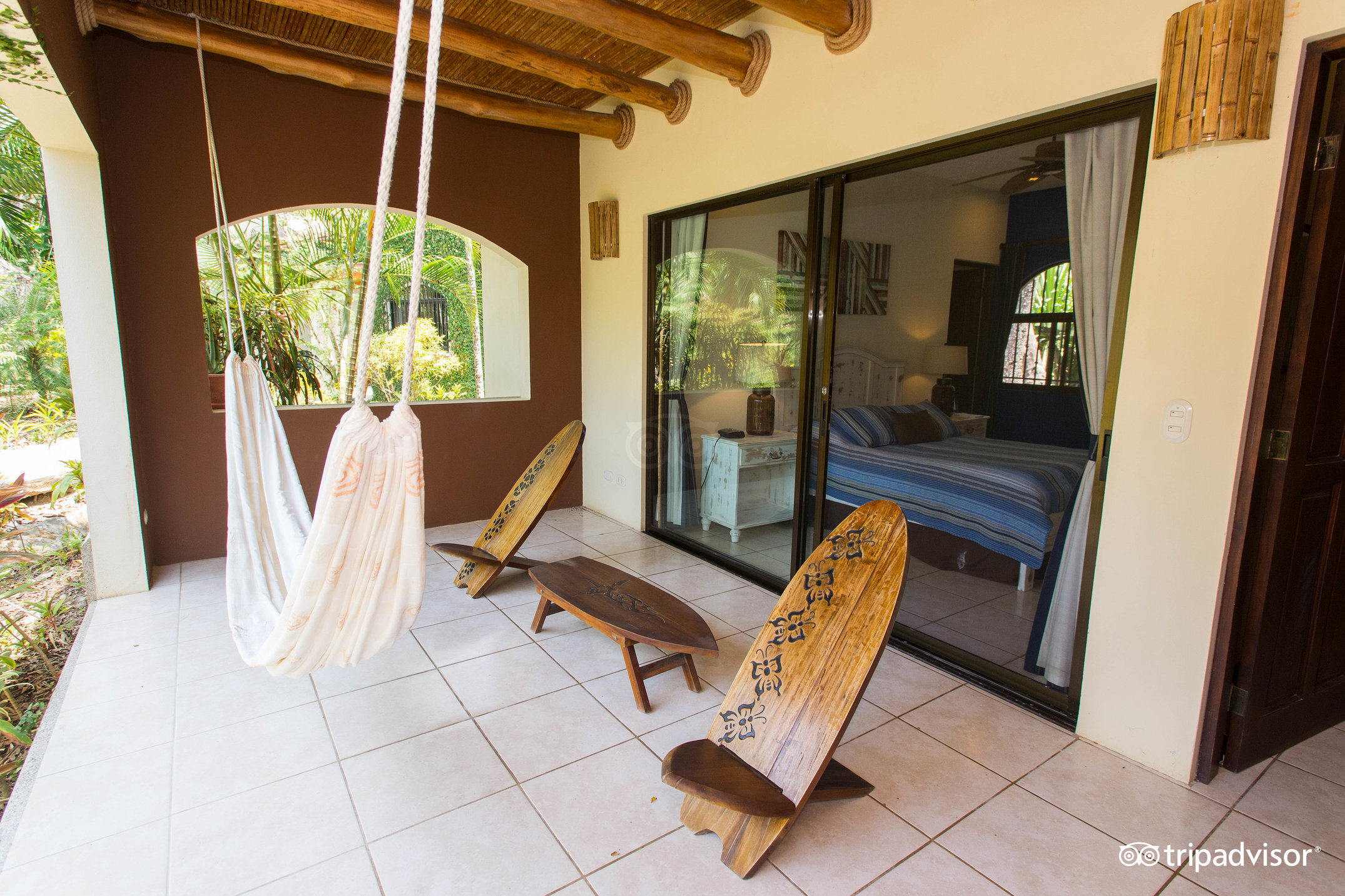 poolside-family-villa--v6411380.jpg