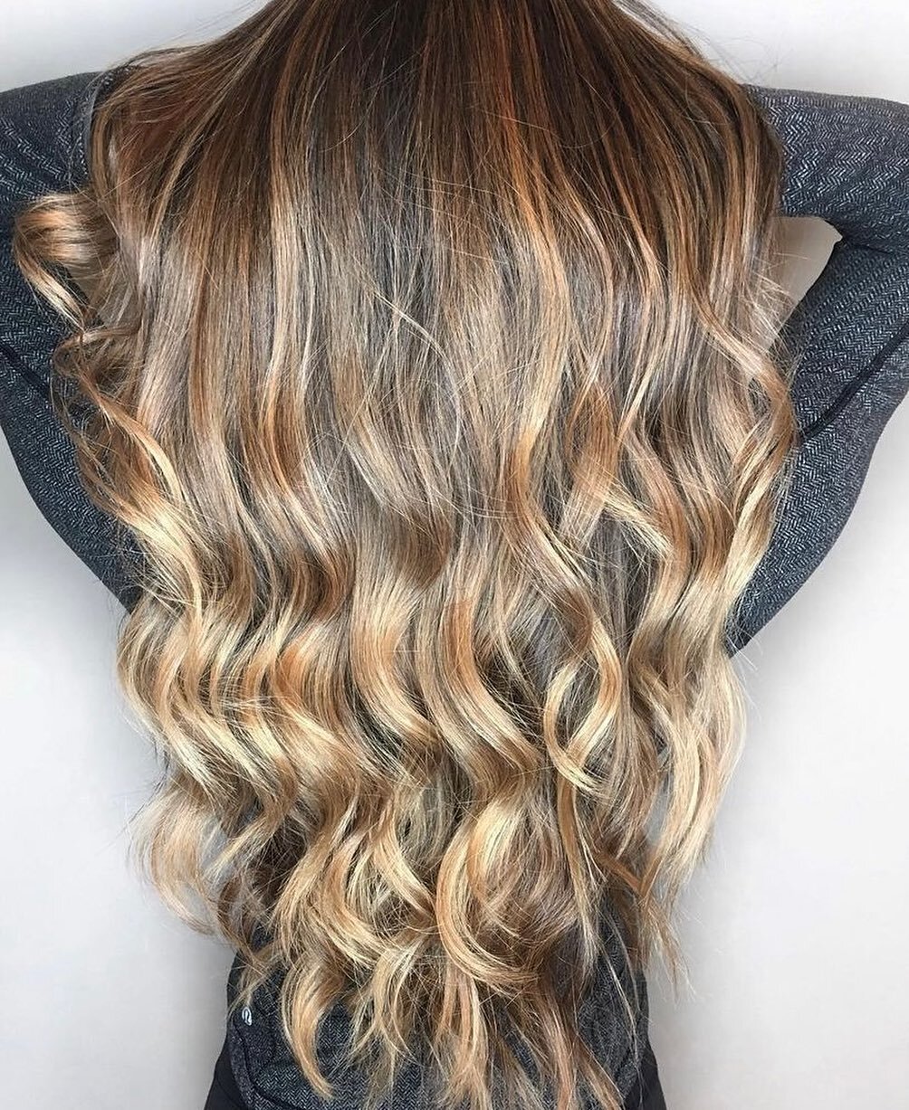 How many different color blends did we use for this look? A lady never tells but I will say the magic of seamless extensions is all in the color blend and placement. This one is a dreamy blend to me! Comment below if you agree 💗 #hairextensions #con