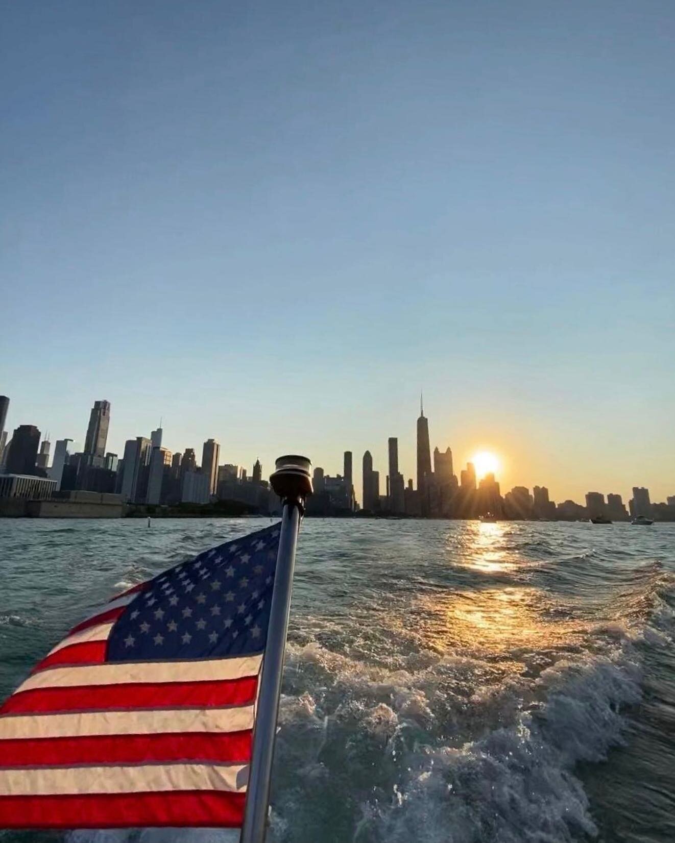 Happy 4th! Enjoy this sunny Chicago day and give thanks to those that made it possible 🇺🇸 
&bull;
#boats #boat #yachting #yachtlife #chicago #boating #lifestyle #lakemichigan #chicagolife #chicagoharbors #summer #summertime #yachti #goyachti #july 