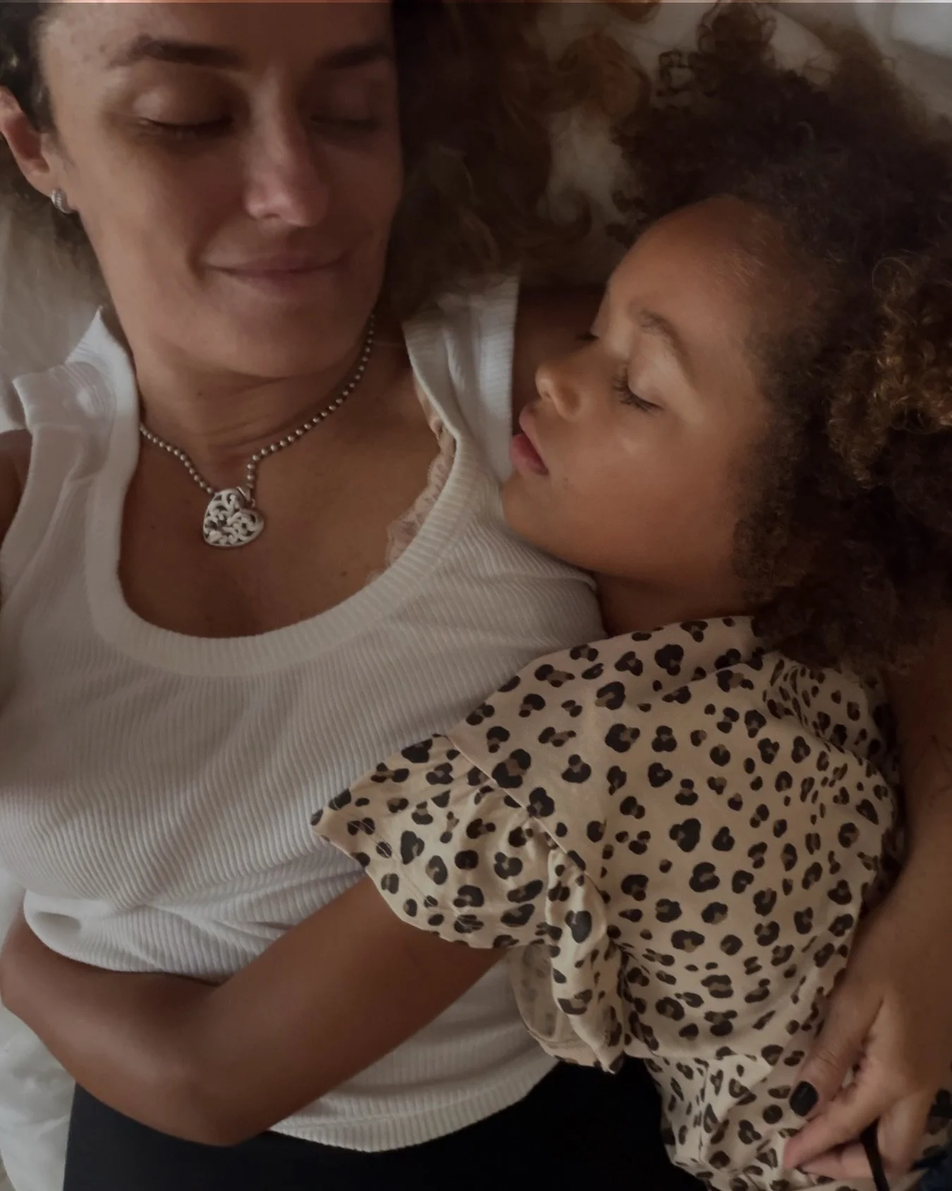 Os pais da Chloe s&atilde;o, os dois, filhos de pais separados.

E a gente decidiu uma coisa: a rela&ccedil;&atilde;o pode terminar. A parentalidade, n&atilde;o.

Voc&ecirc; vive ou j&aacute; viveu uma coparentalidade? Me conta nos coment&aacute;rios