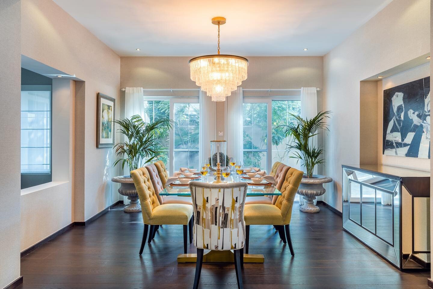 Serene dining rooms.
A little bit of styling goes a Long way.
Dining table by @aishaashrafinteriors bespoke
