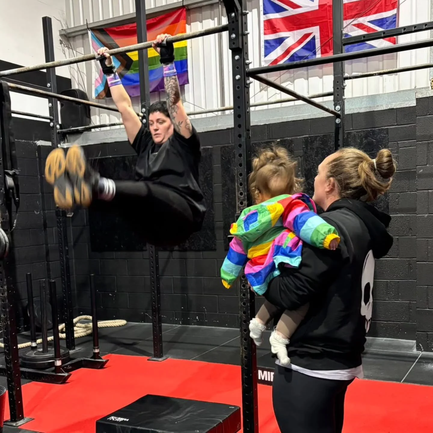 Toes to bar? Hold my baby 🚀

More than just a gym ❤️

#cfp #fitness #community