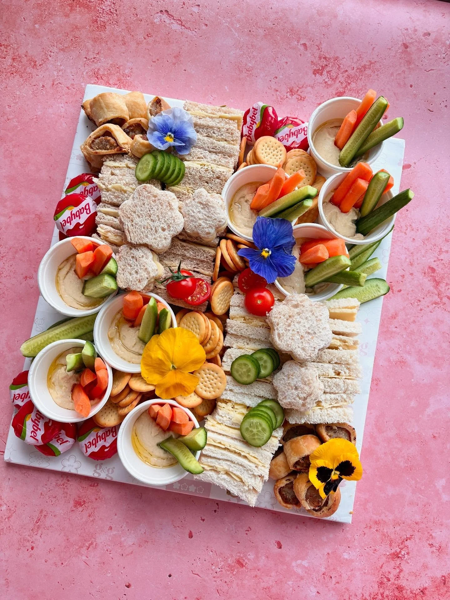 Say hello to the newest, cutest platters in town!! 
Our kids platters come in sweet &amp; savoury, they&rsquo;re &pound;65 each,  serve up to 8 and can be ordered alongside our regular platters 🥰 

happy snacking 🥒🥕🍿
