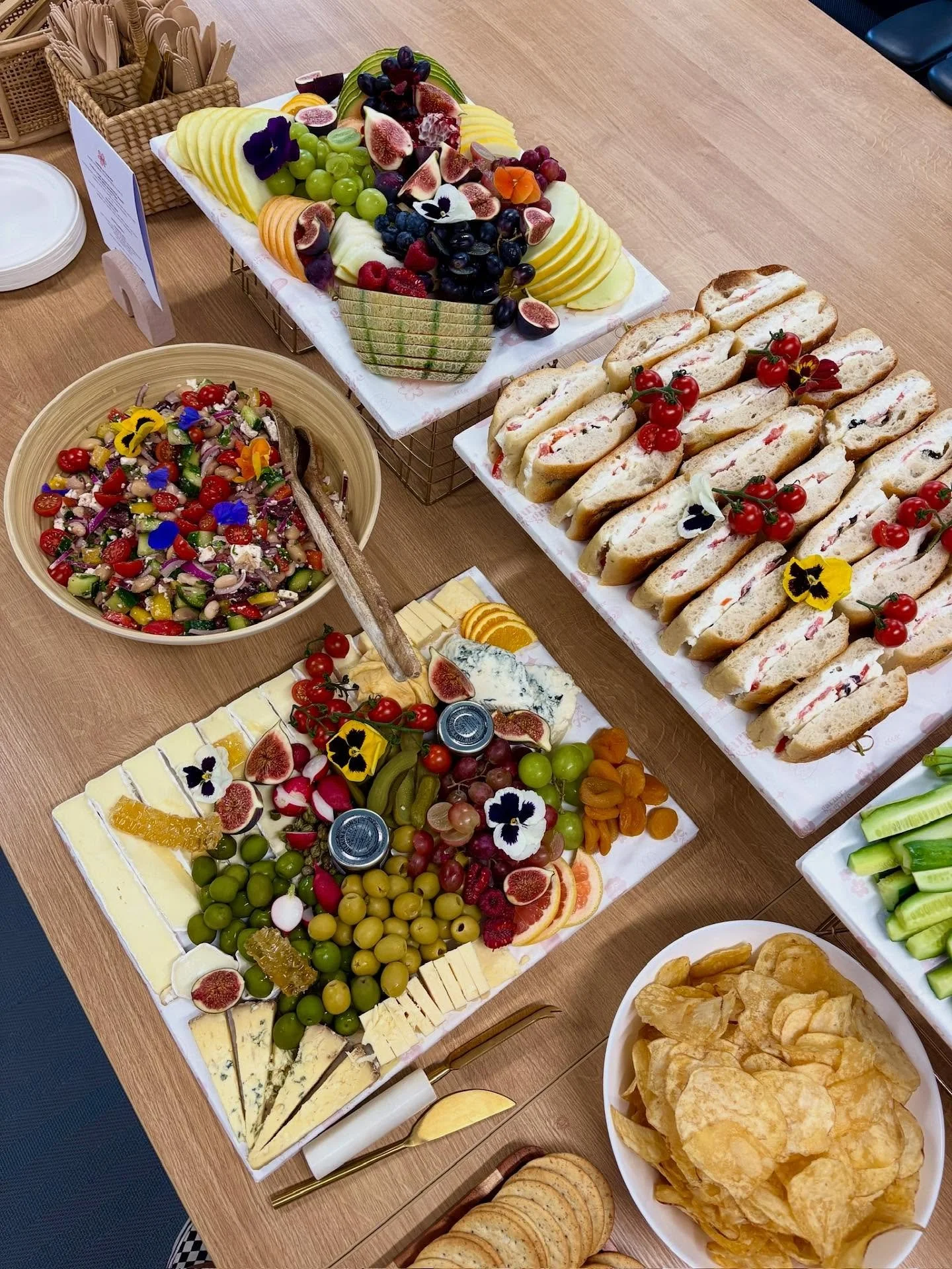 Lunch with g&amp;g! 

Looking for delicious, nourishing and beautiful office lunches? 

Did you know we offer lunch packages where we come into your office and set up a gorgeous lunch offering for you and your team and you don&rsquo;t have to lift a 