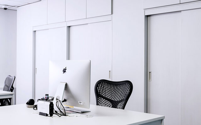 black-mesh-office-rolling-chair-beside-white-wooden-desk-217294_640.jpg