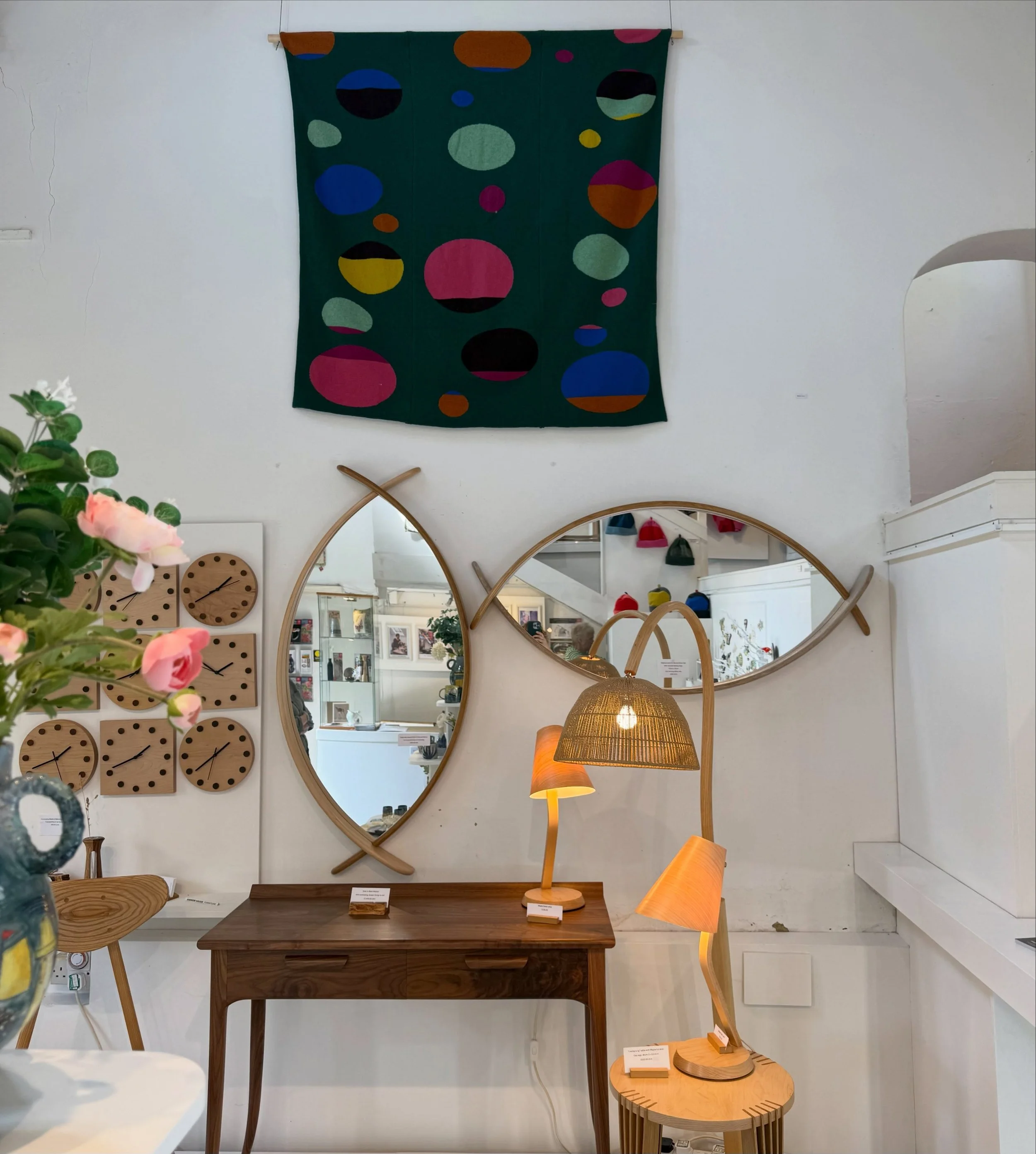A few days ago my husband @s.m.art_services helped me to install my blanket (high) on the wall as I become a new member of the @thesussexguild Shop in Lewes. 

I then went back with my lovely mother in law @maggierobertson55 who used her shop styling