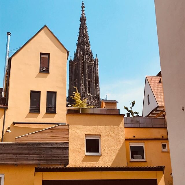 War das ein mega Wochenauftakt oder war das ein mega Wochenauftakt? ☀️🤗 Welches Schmuckst&uuml;ck w&uuml;rdet ihr bevorzugen. Bild 1 - Dachterrasse mit Sonne pur oder Bild 2 - Moderner Balkon mit schickem Sonnenschutz..?