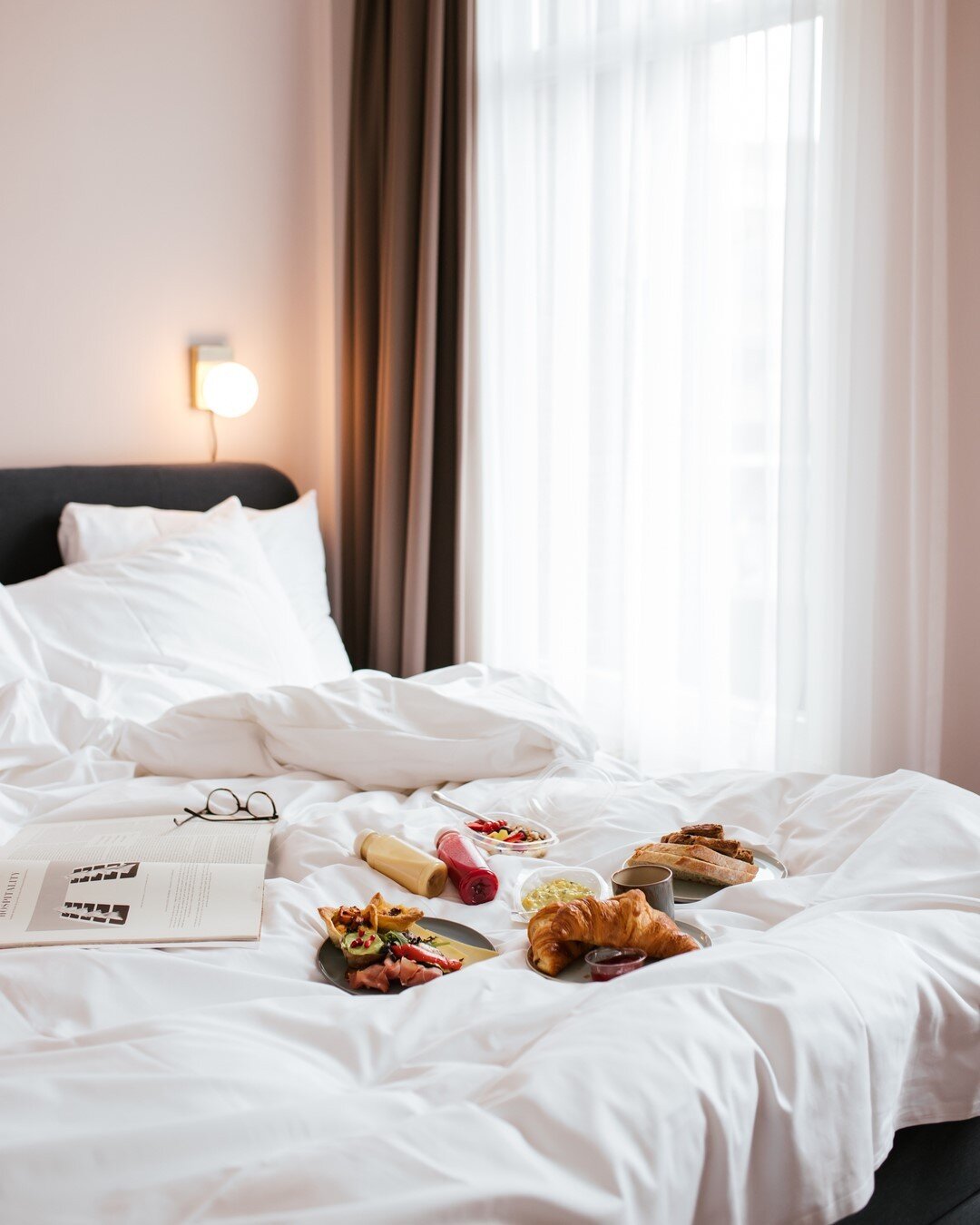 Treat yourself with a little break in one of our comfortable suites and the best breakfast on bed by @cafeblosoom. See you soon. Enjoy your weekend! #hotelpistache #boutiquehotel #thehague #hotel #travel #designhotel⠀⠀⠀⠀⠀⠀⠀⠀⠀
#weekendjeweg #hotelroom