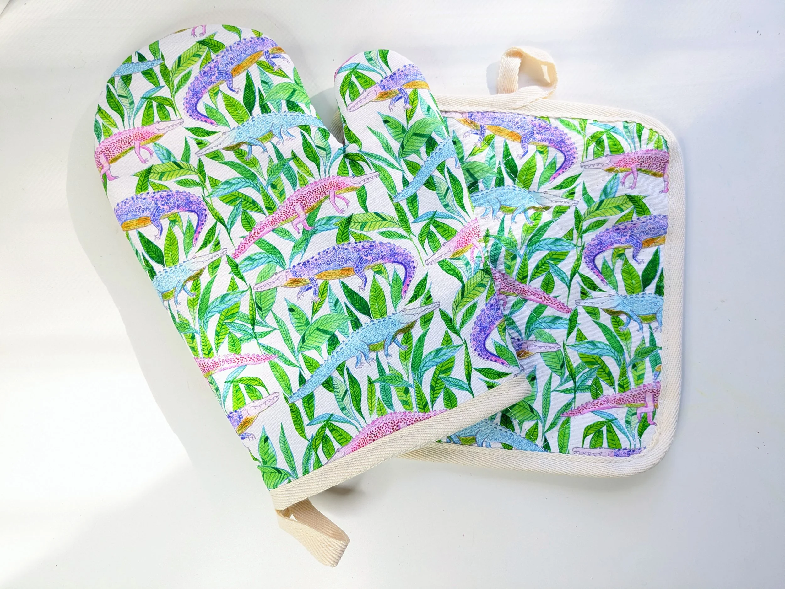 oven mitt alligators white 1.jpg