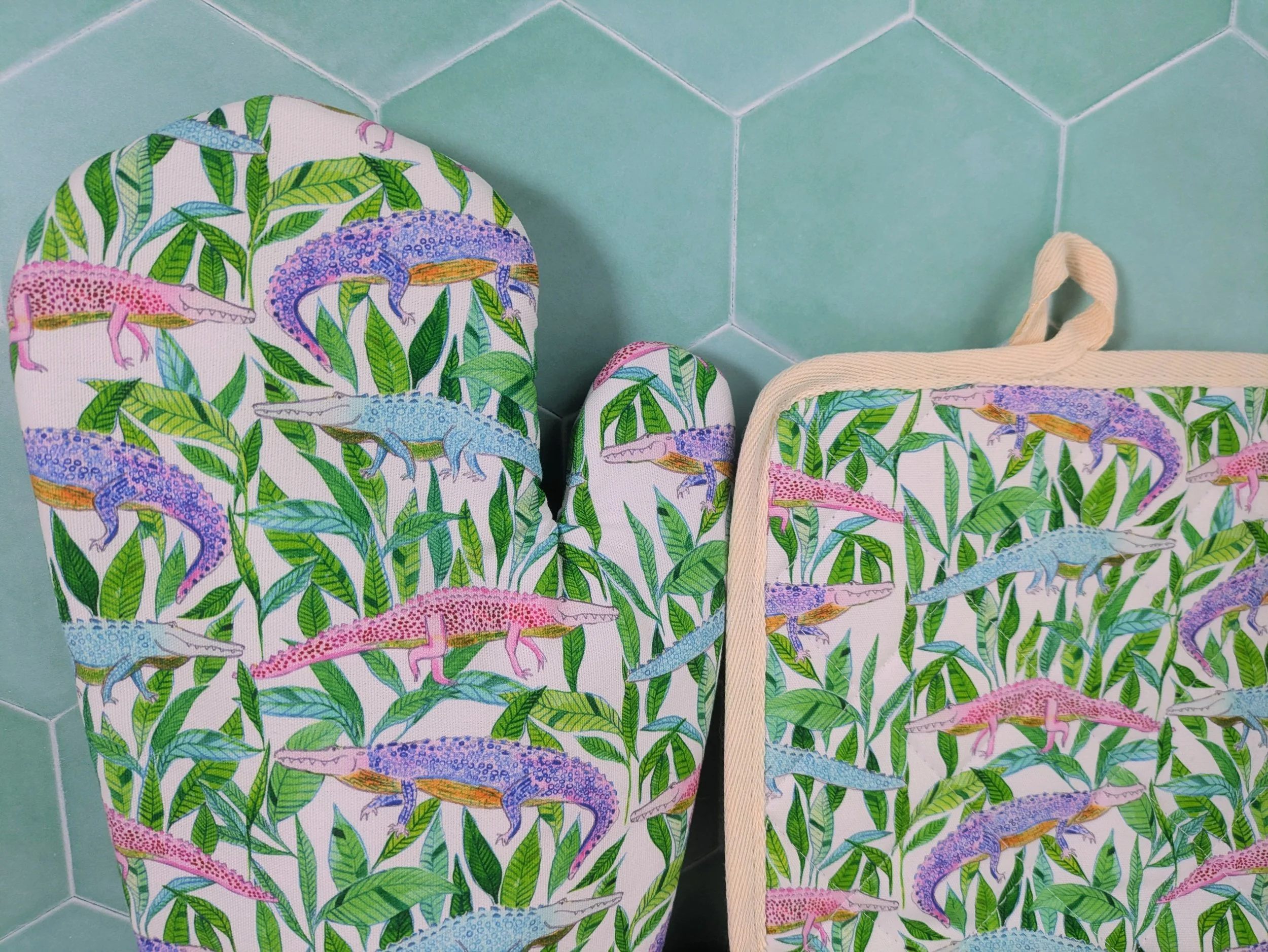 Alligator print oven mitt and potholder set 2.jpg