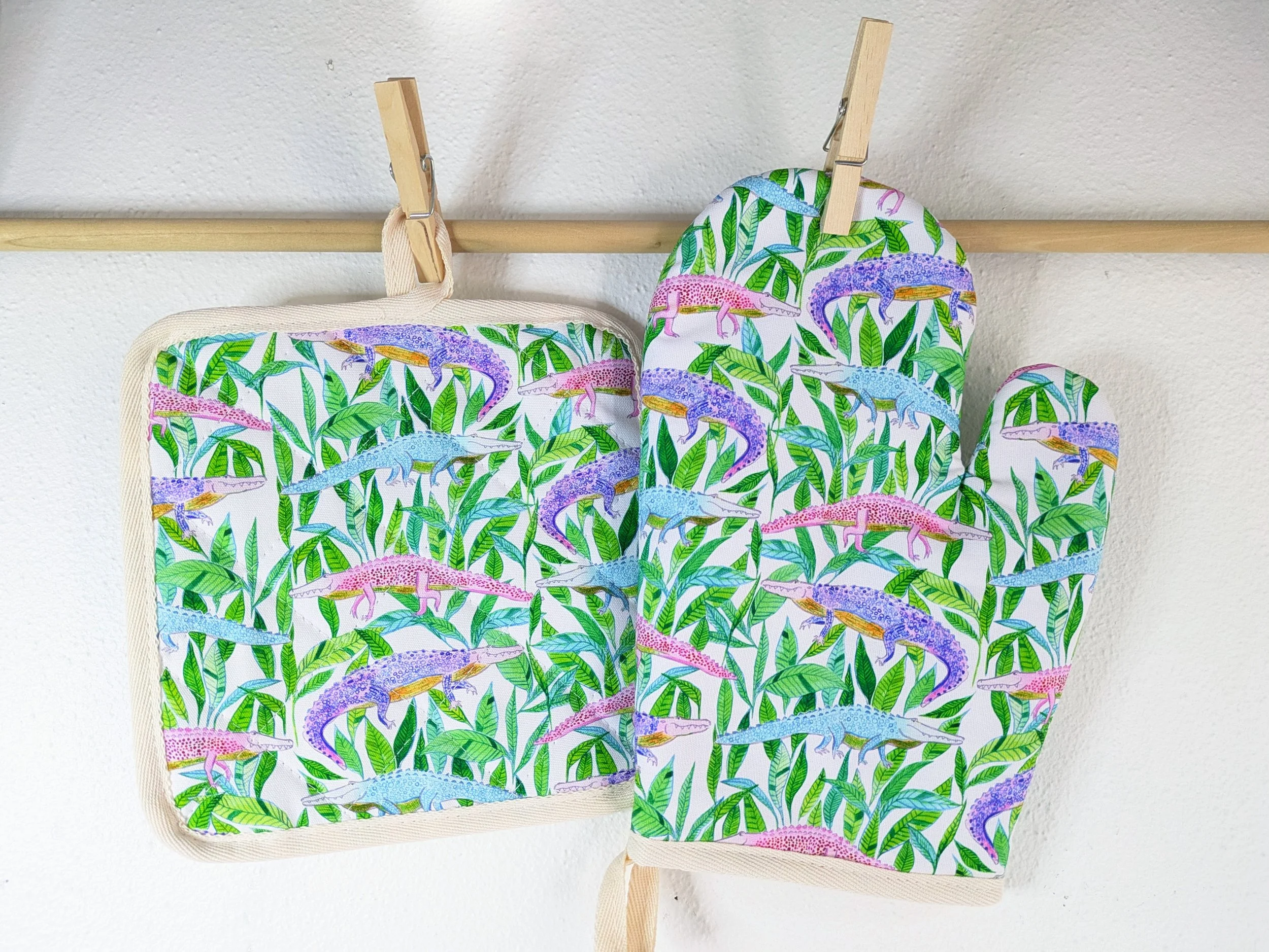 oven mitt alligators white 3.jpg
