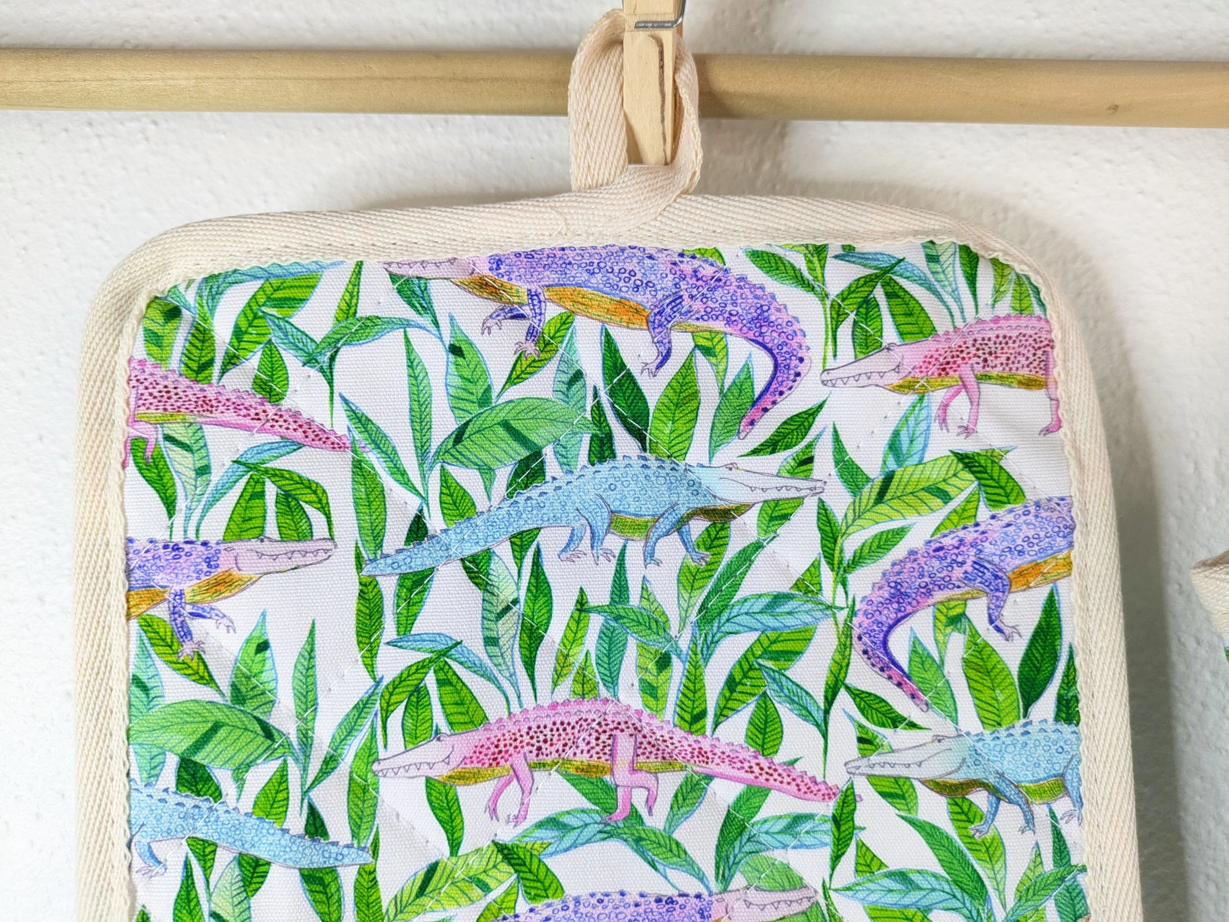 oven mitt alligators white 4.jpg
