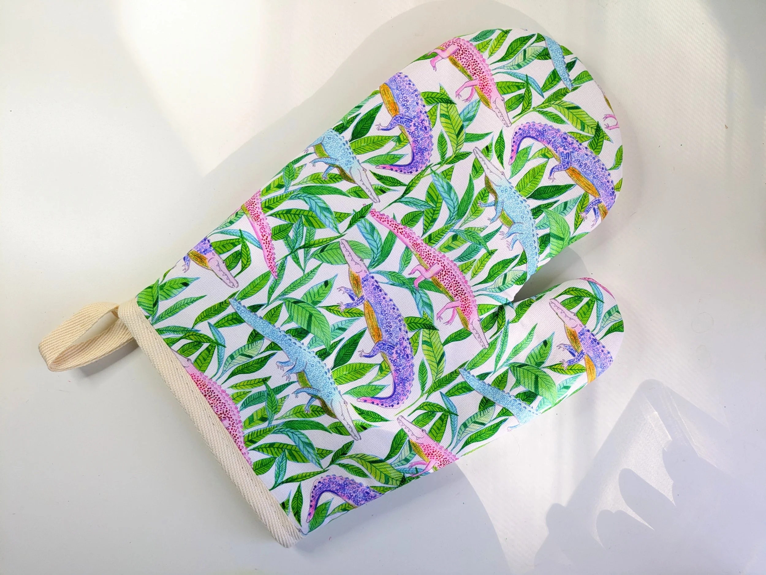 oven mitt alligators white 2.jpg