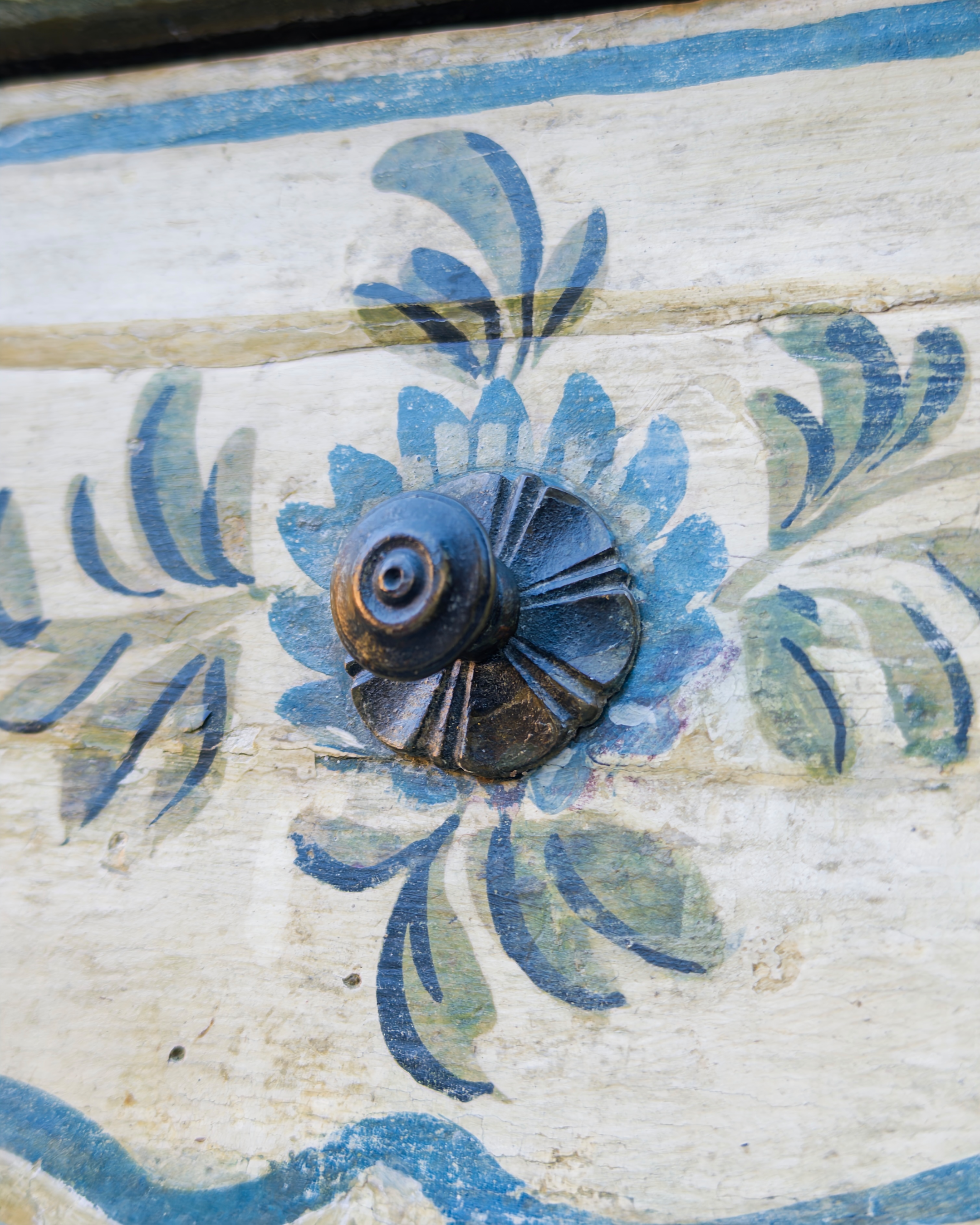 A Genoese LXV side table with faux marble top25.PNG