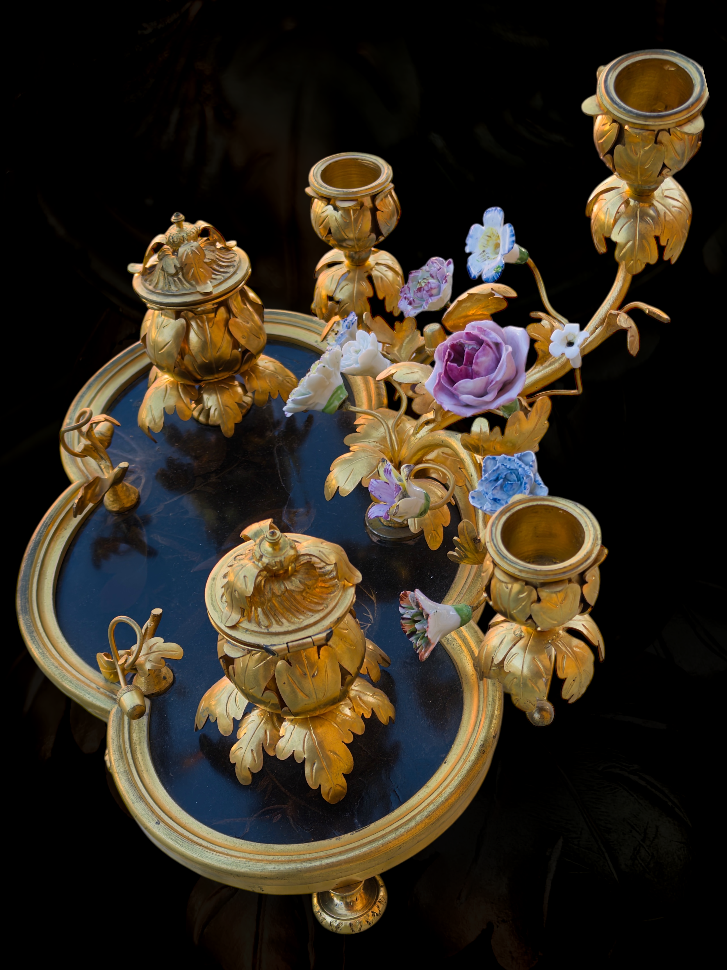 A XVIII Century porcelain ormolu mounted inkstand with Japanese laquered top5.PNG