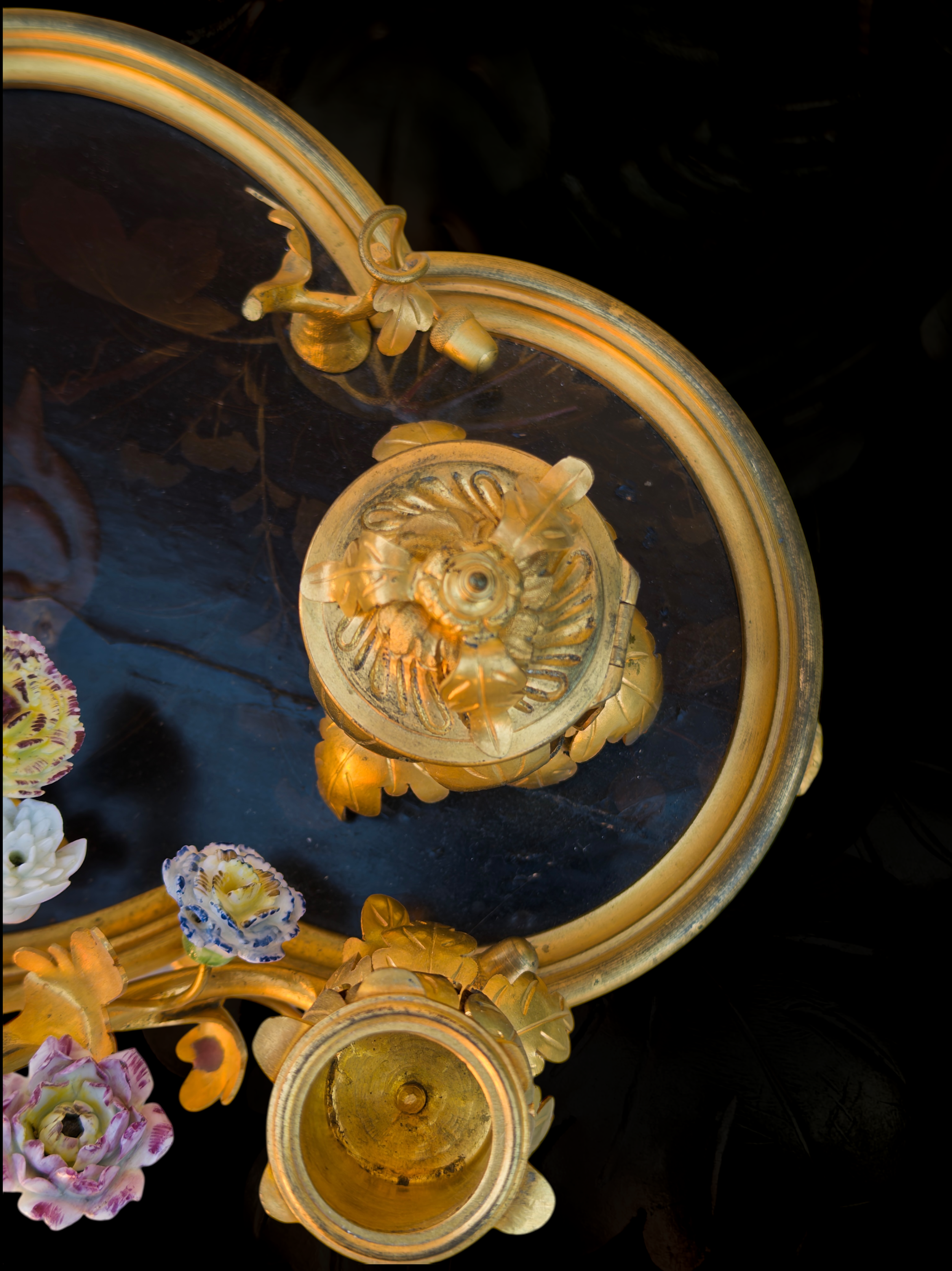 A XVIII Century porcelain ormolu mounted inkstand with Japanese laquered top18.PNG