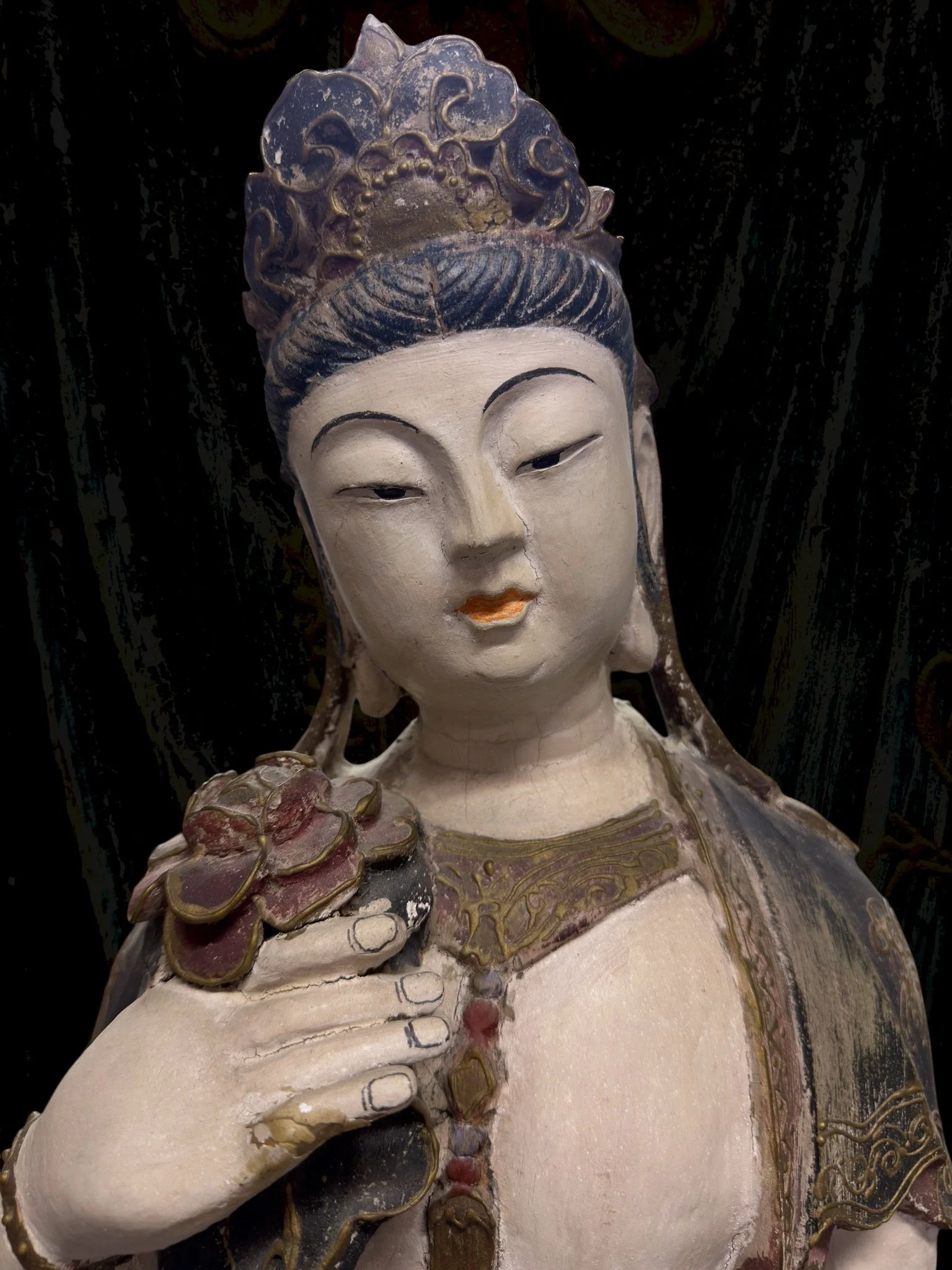 Polychrome wooden sculpture of Guanyin18.jpg