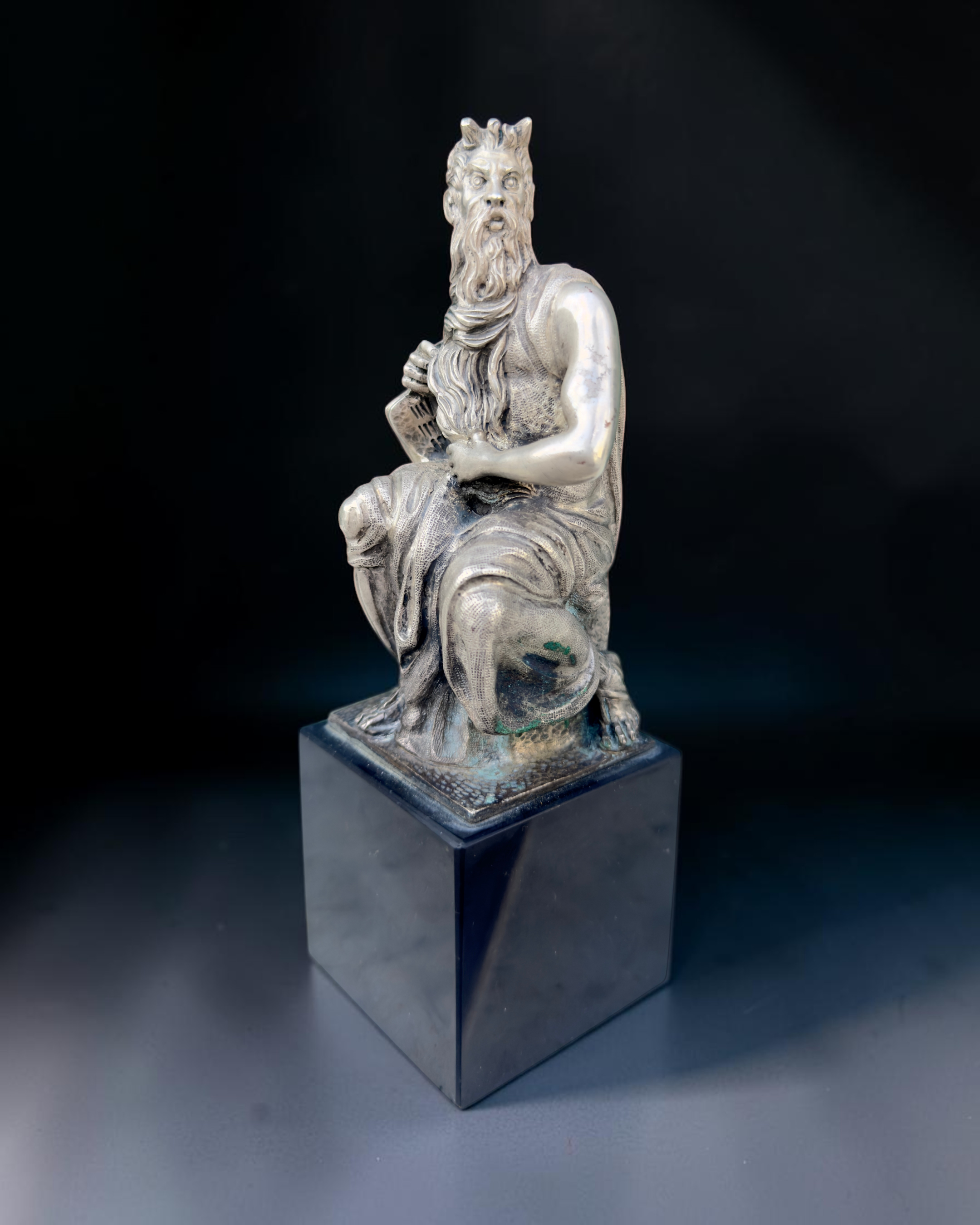 vivioli - statua mose (5).png