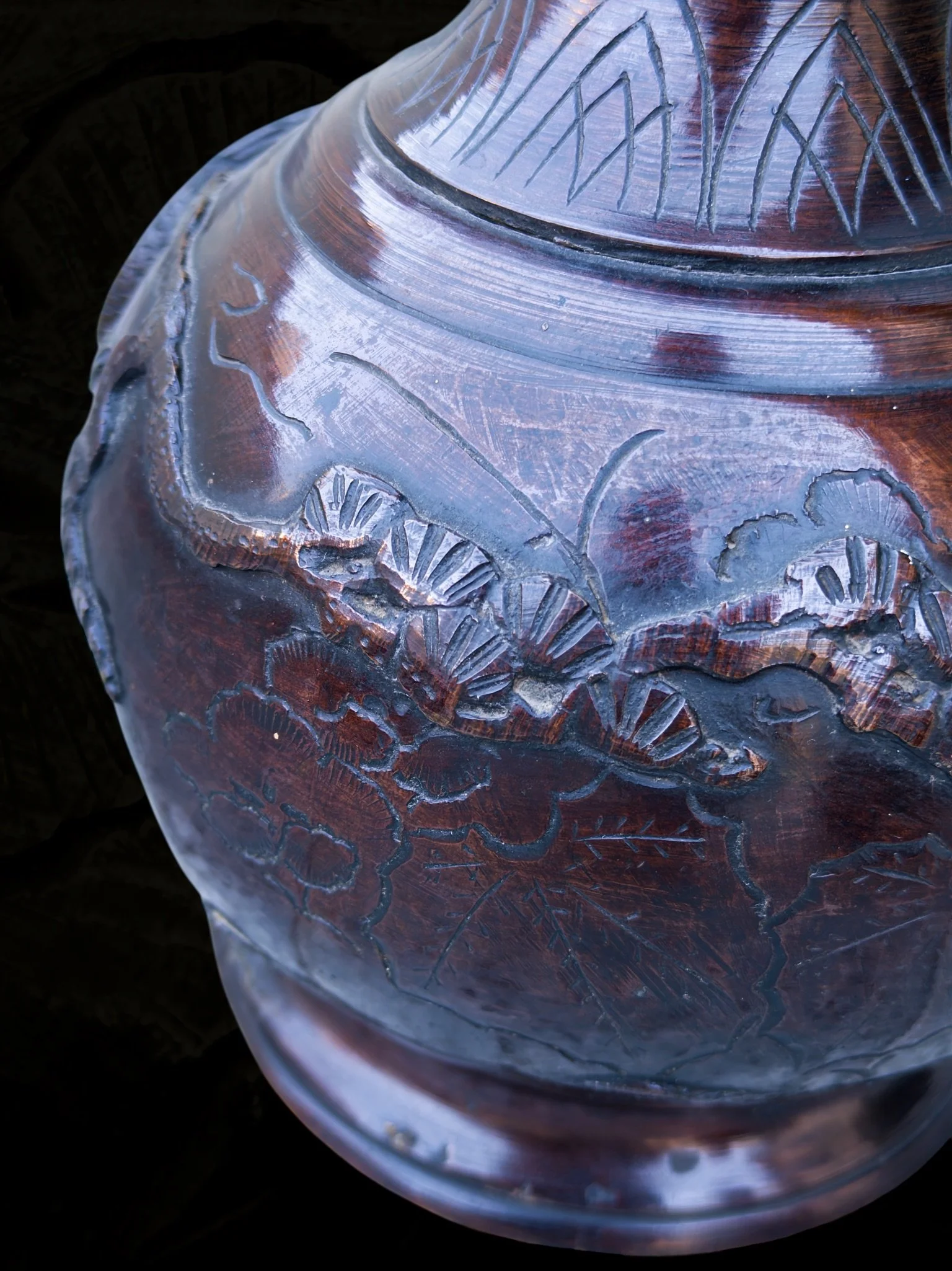 A pair of bronze vases. Japan. XIX Century. Height cm 2916.PNG