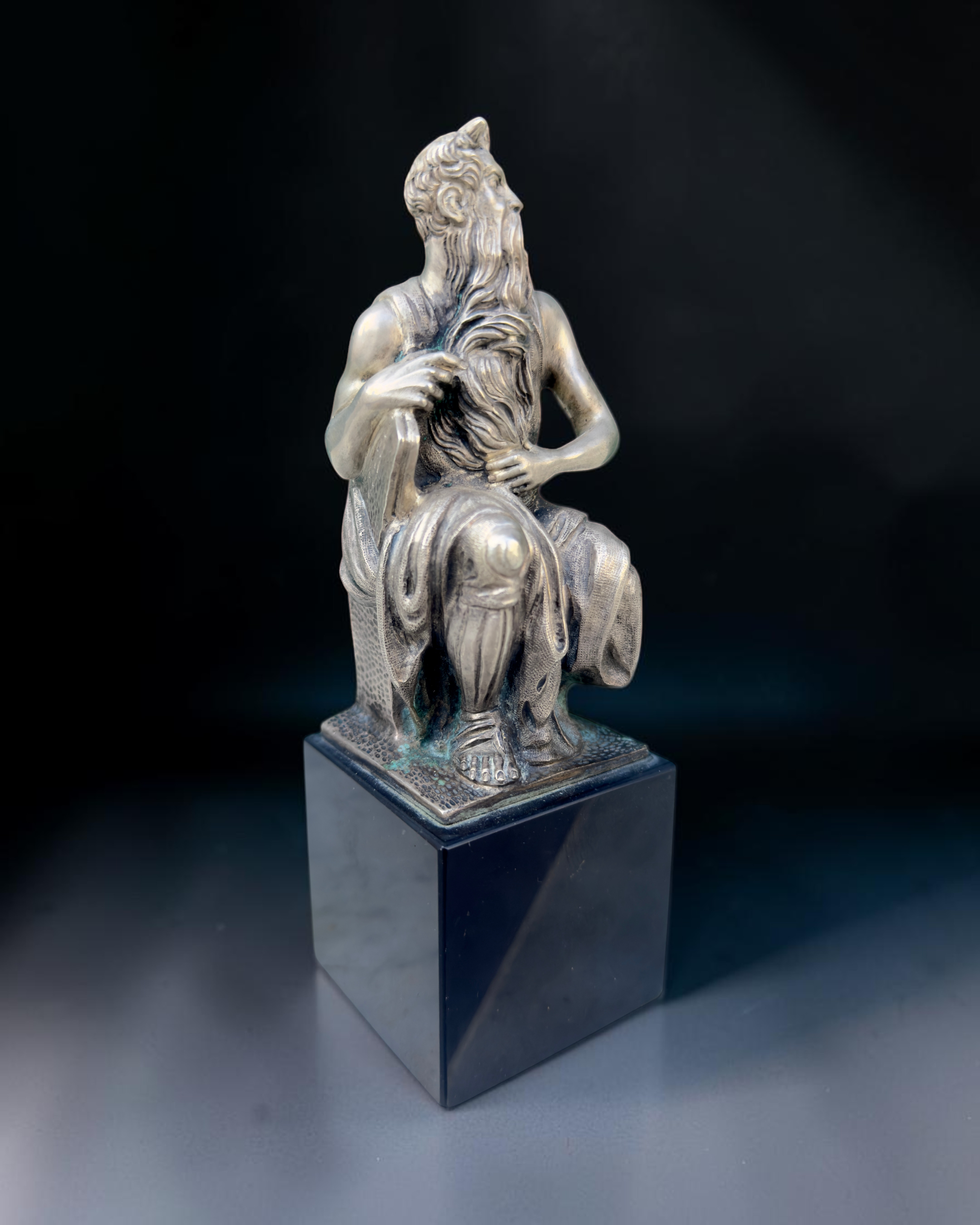 vivioli - statua mose (3).png