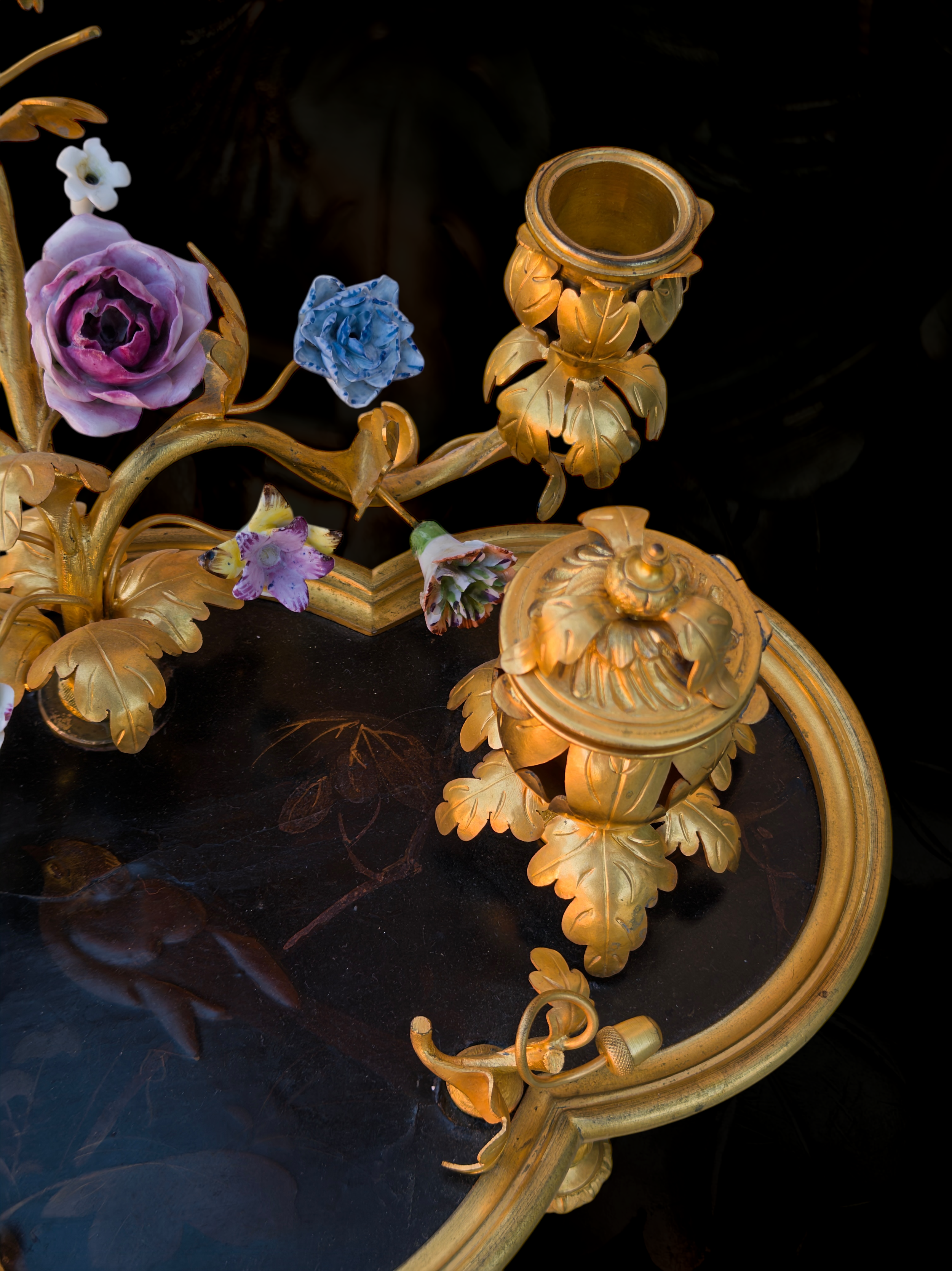 A XVIII Century porcelain ormolu mounted inkstand with Japanese laquered top20.PNG