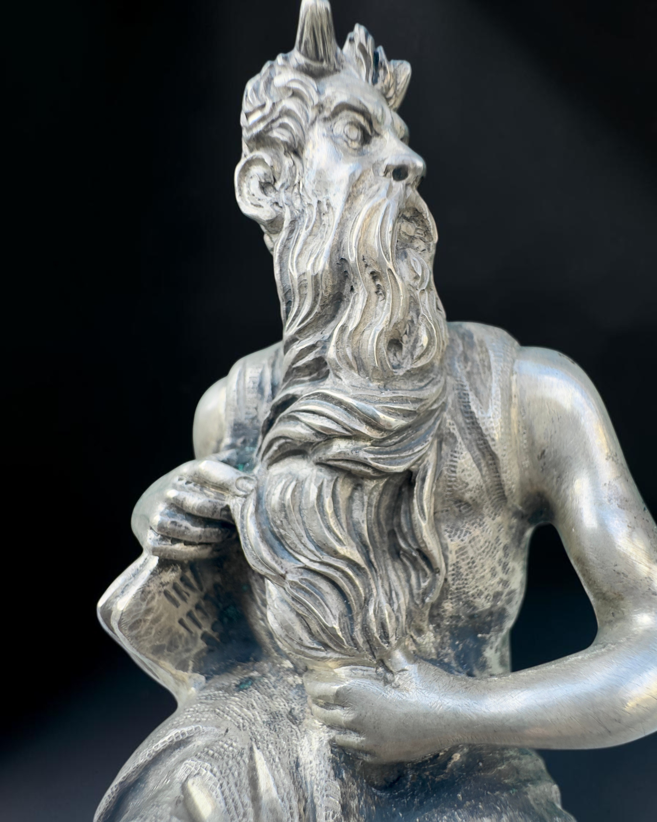 vivioli - statua mose (10).png