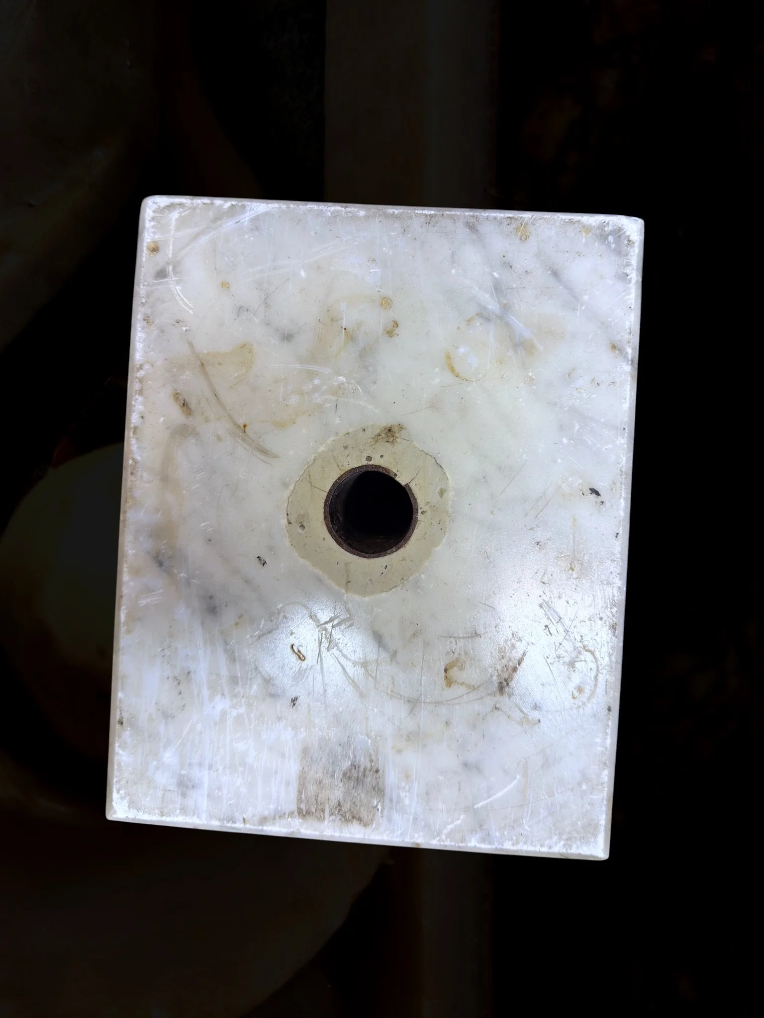 White marble console veneered with fine marbles15.jpg