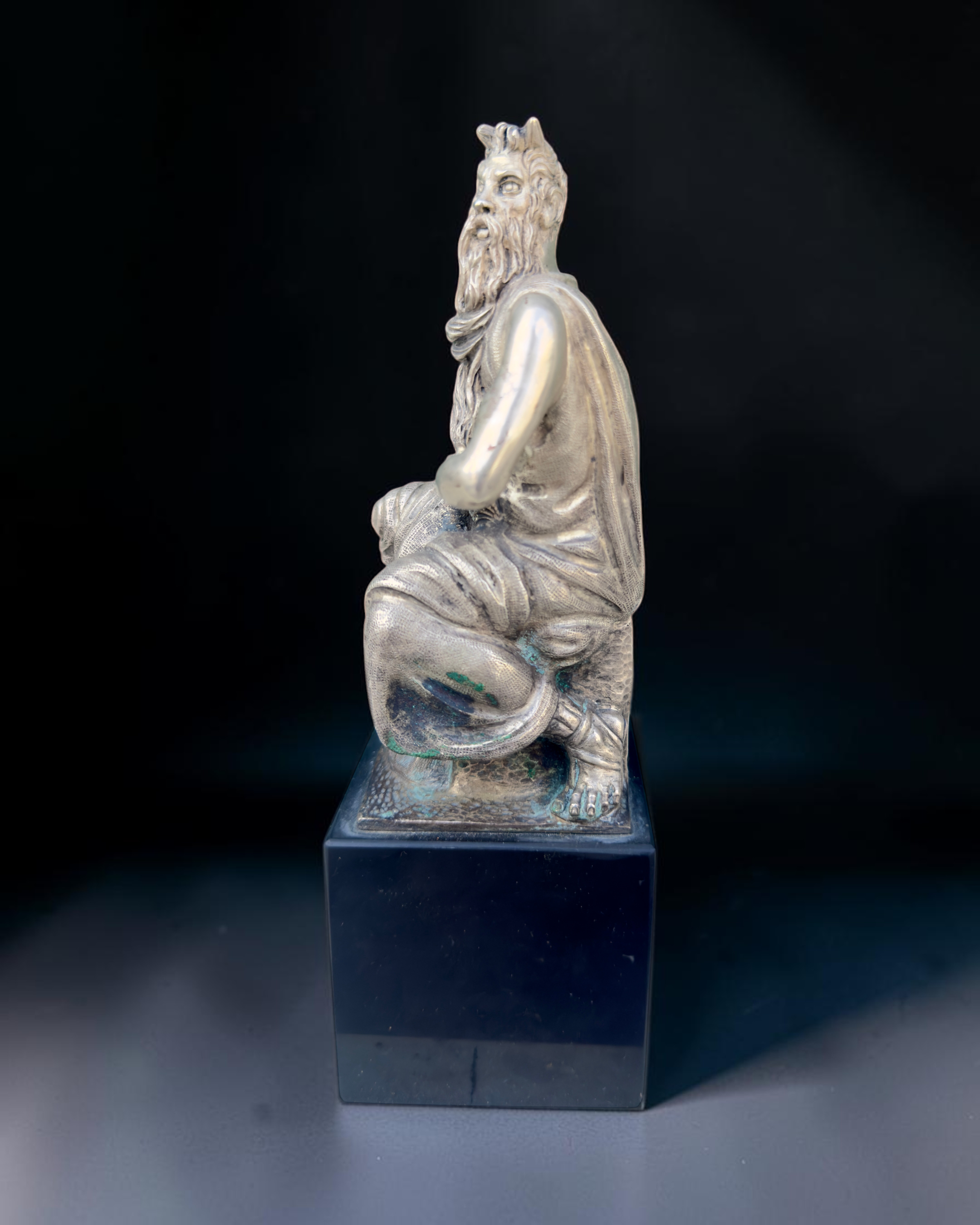 vivioli - statua mose (6).png