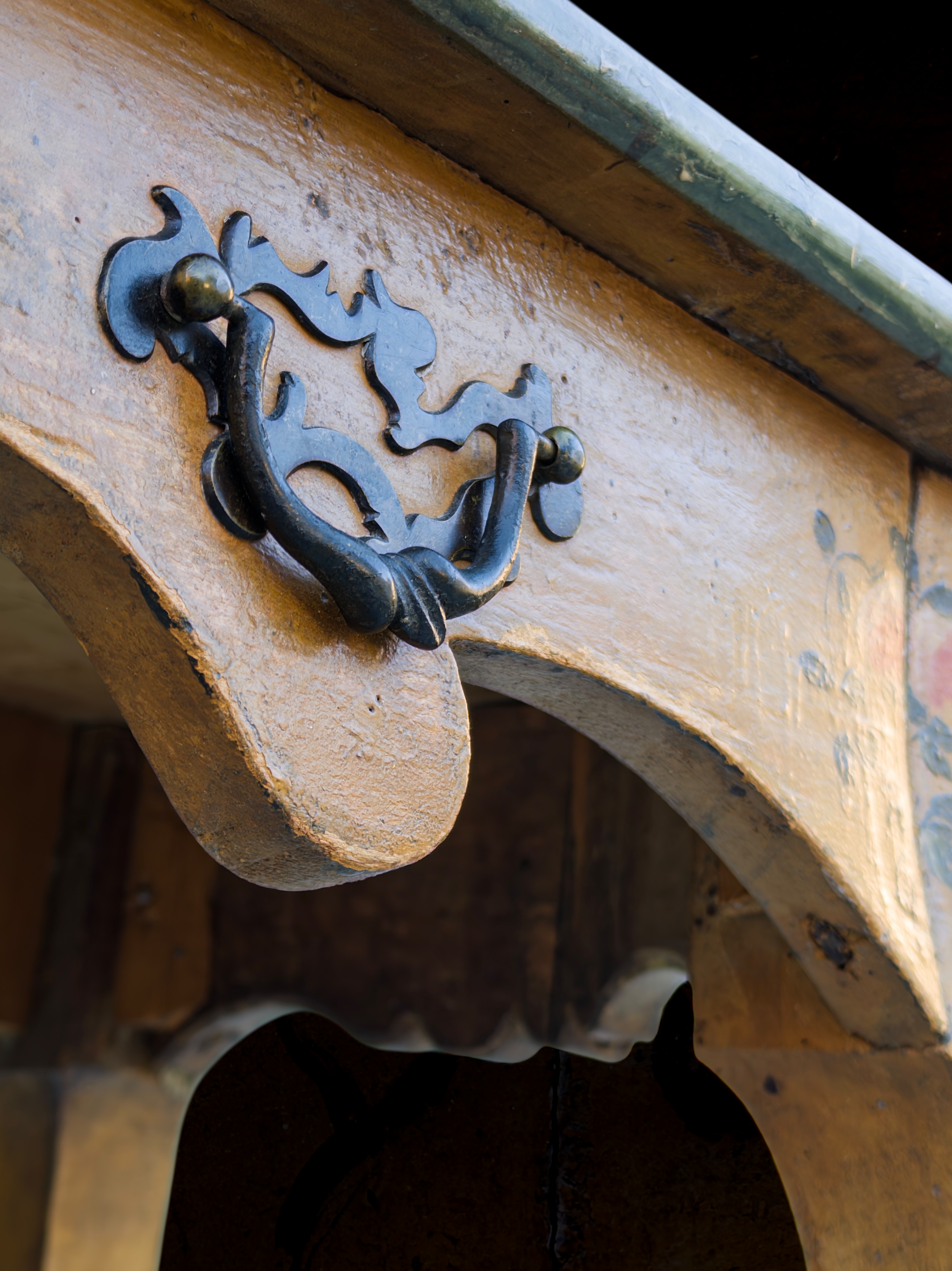 A Genoese LXIV laquered polychrome side table with faux marble top12.PNG