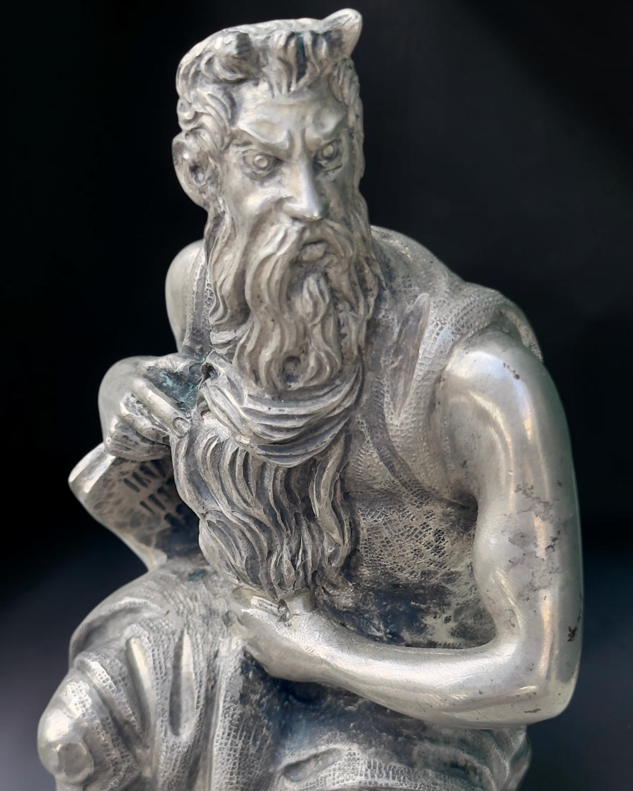 vivioli - statua mose (14).png