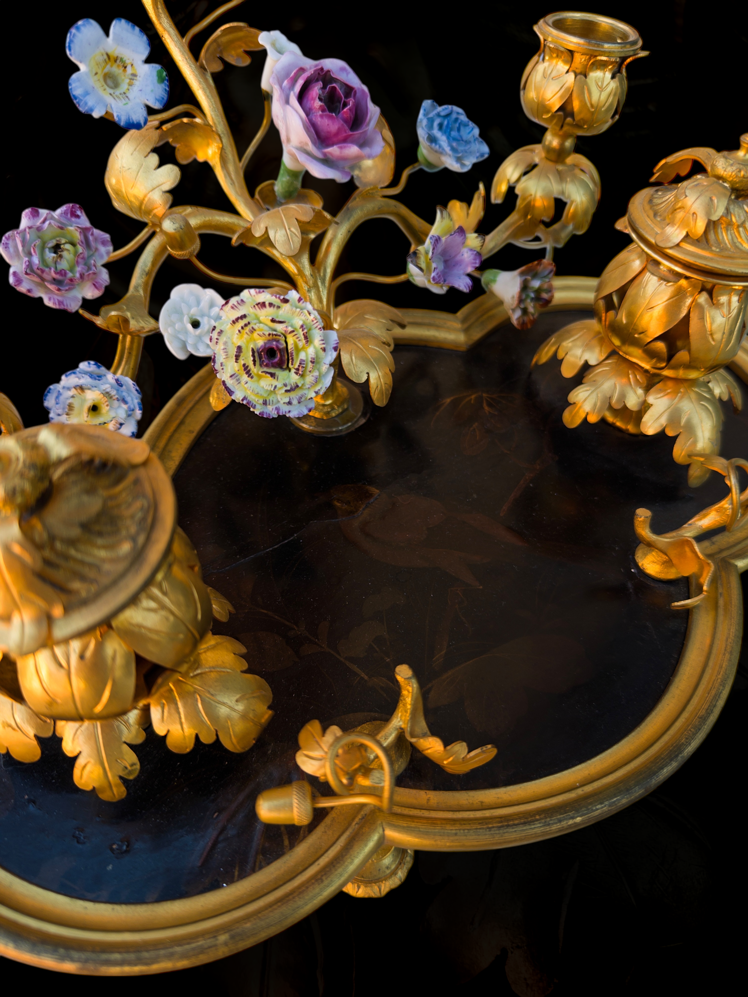 A XVIII Century porcelain ormolu mounted inkstand with Japanese laquered top21.PNG