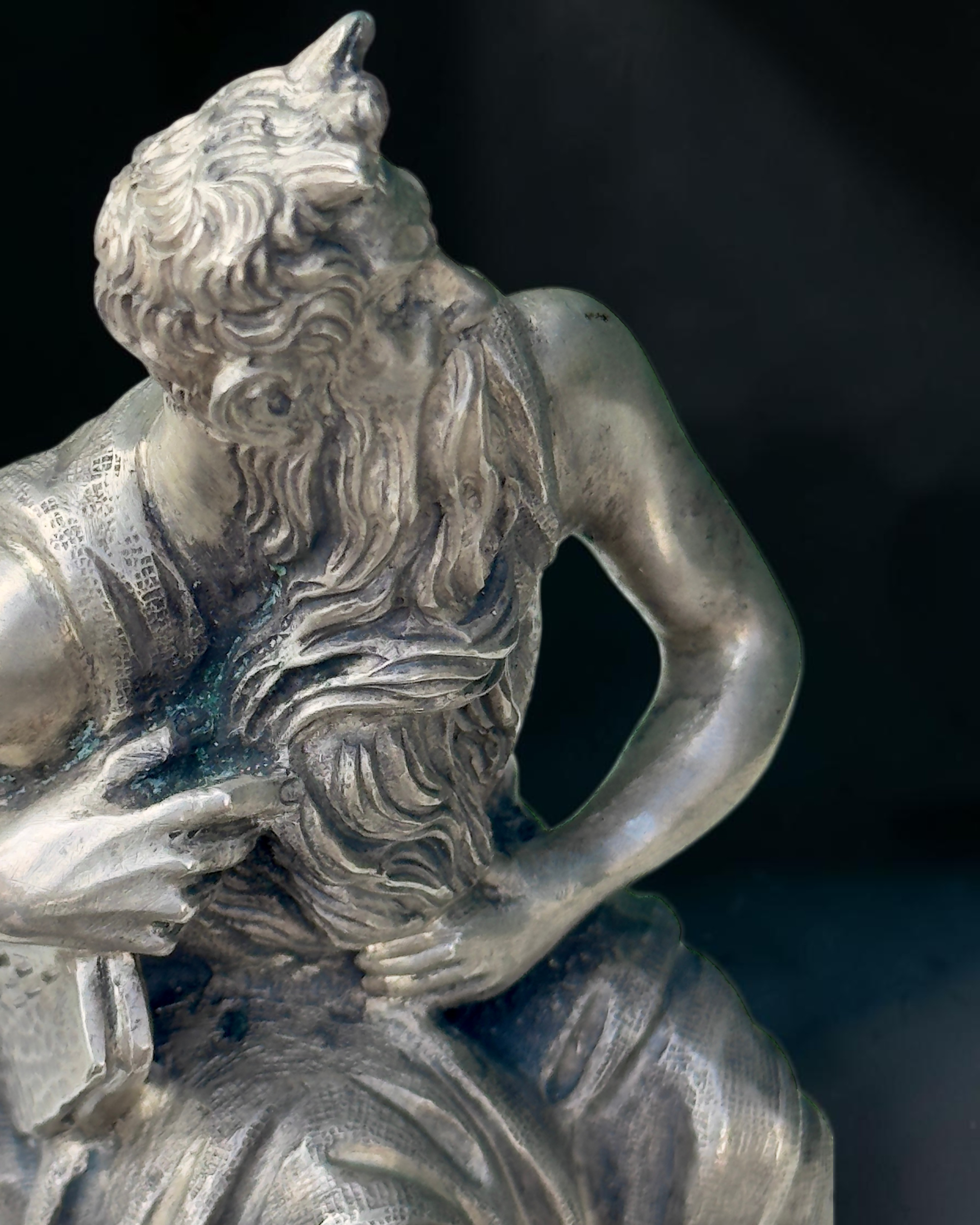 vivioli - statua mose (8).png