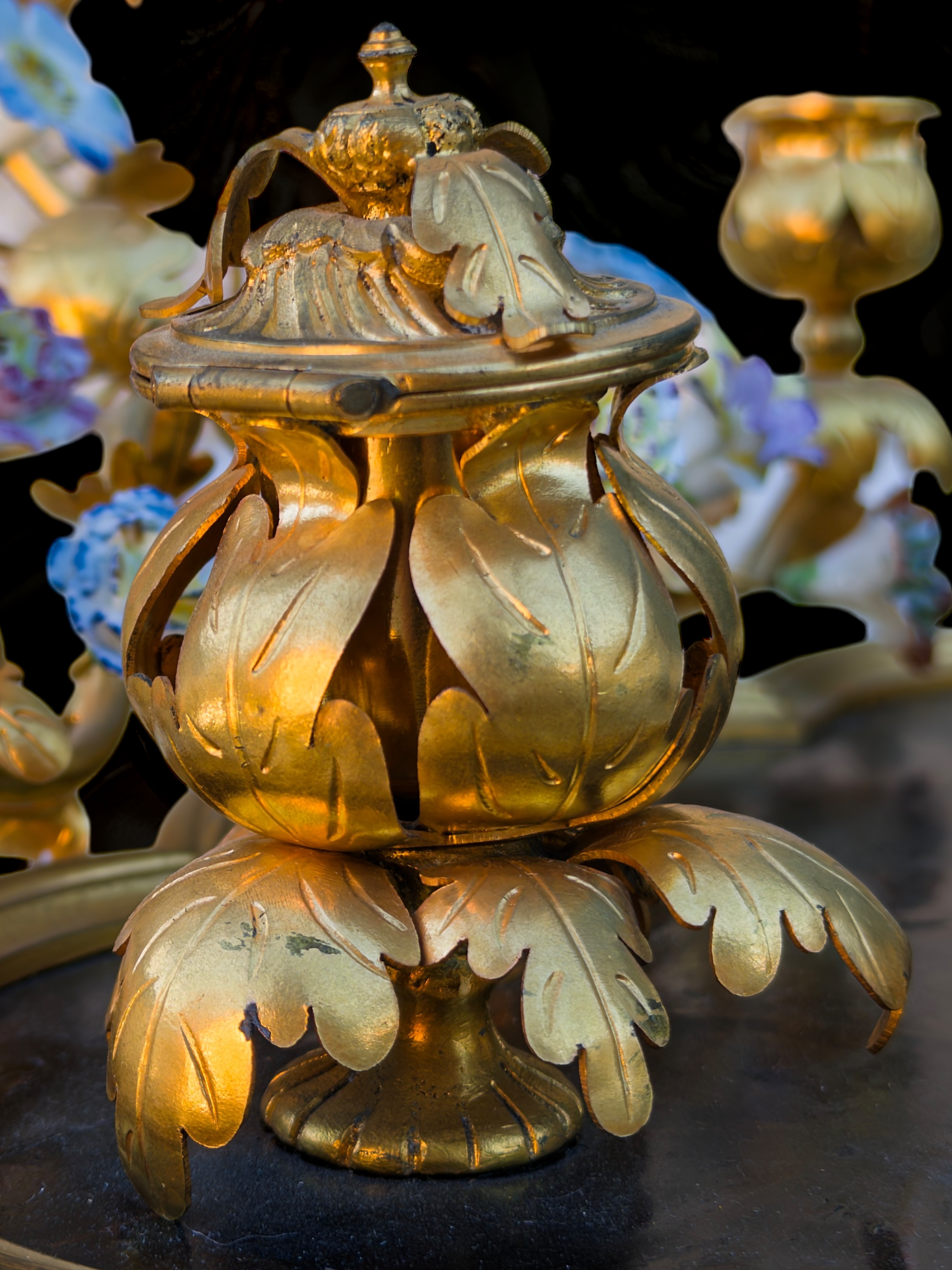 A XVIII Century porcelain ormolu mounted inkstand with Japanese laquered top4.PNG
