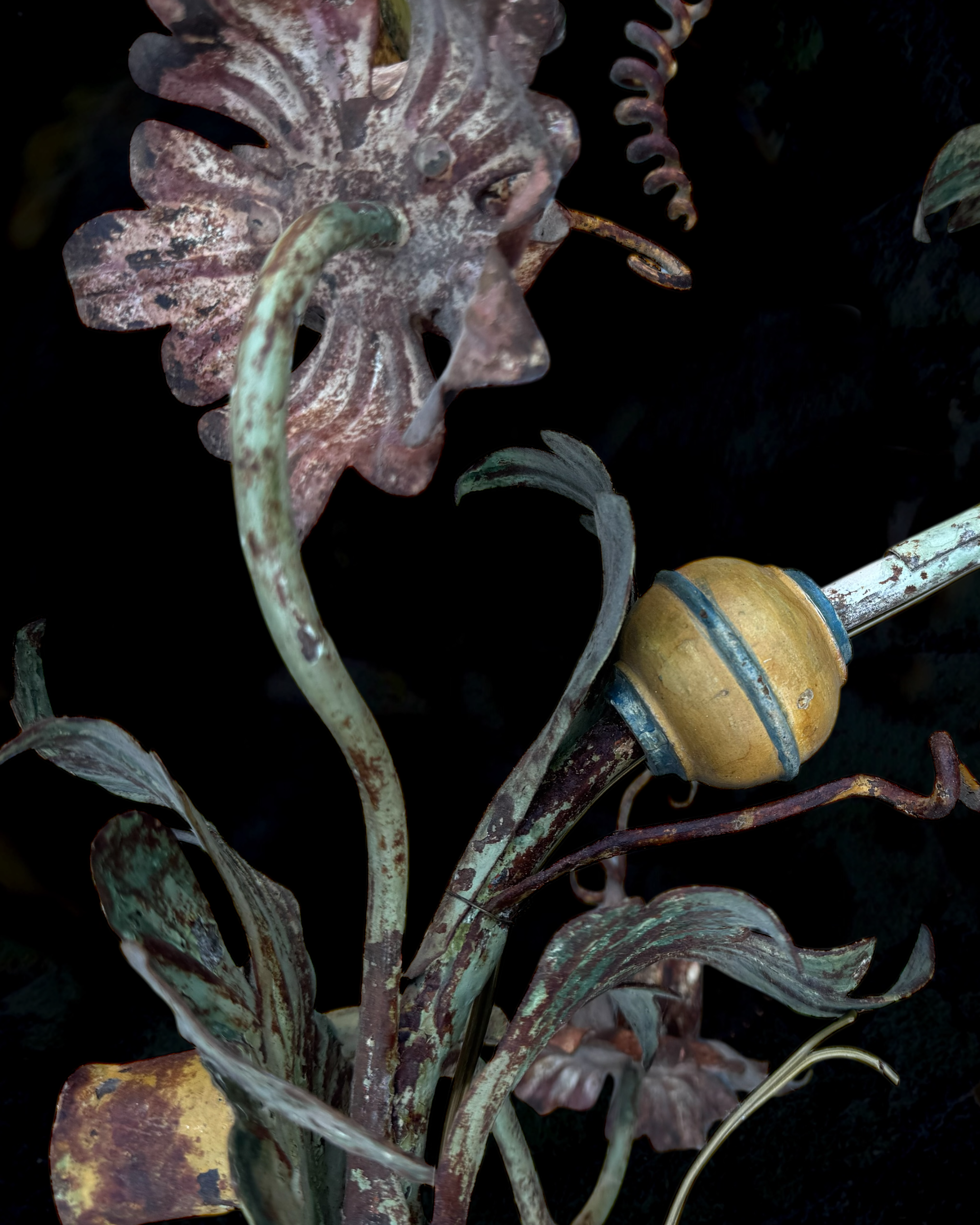 A pair of polychrome iron arms torcheres13.PNG