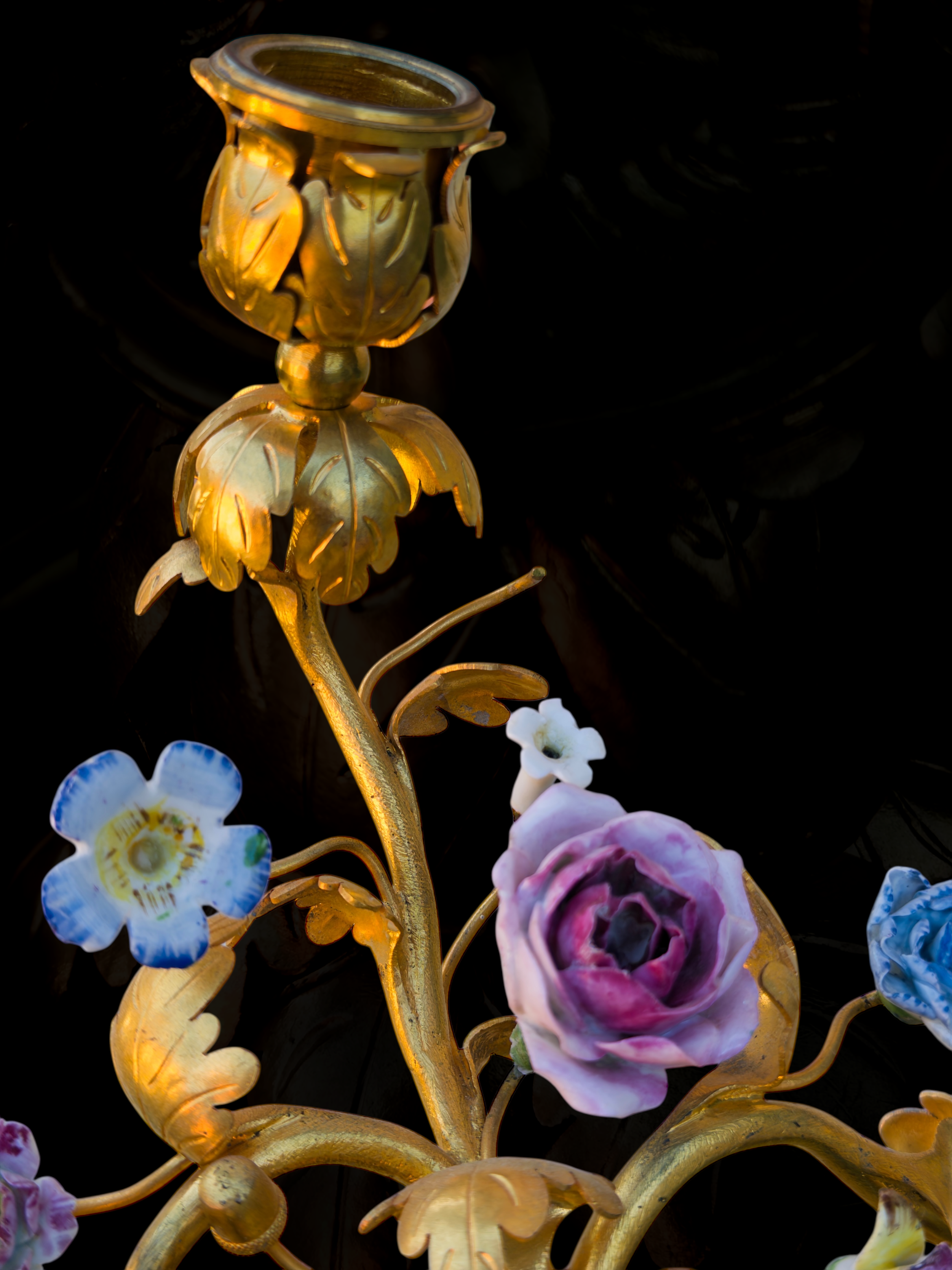 A XVIII Century porcelain ormolu mounted inkstand with Japanese laquered top14.PNG