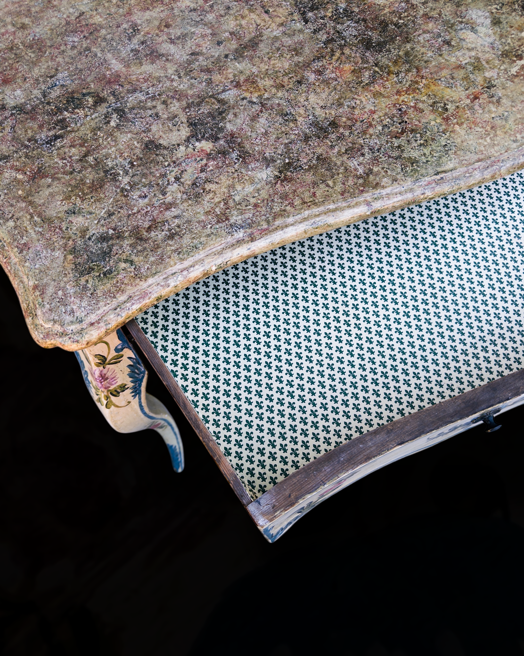 A Genoese LXV side table with faux marble top23.PNG