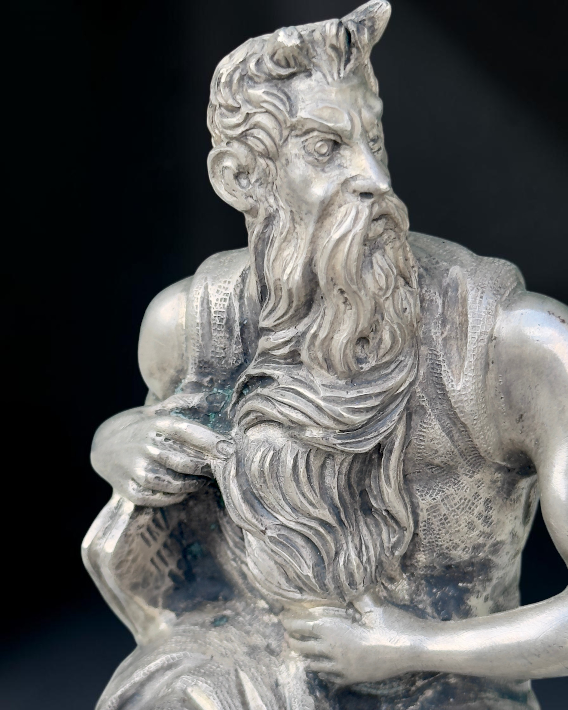 vivioli - statua mose (11).png