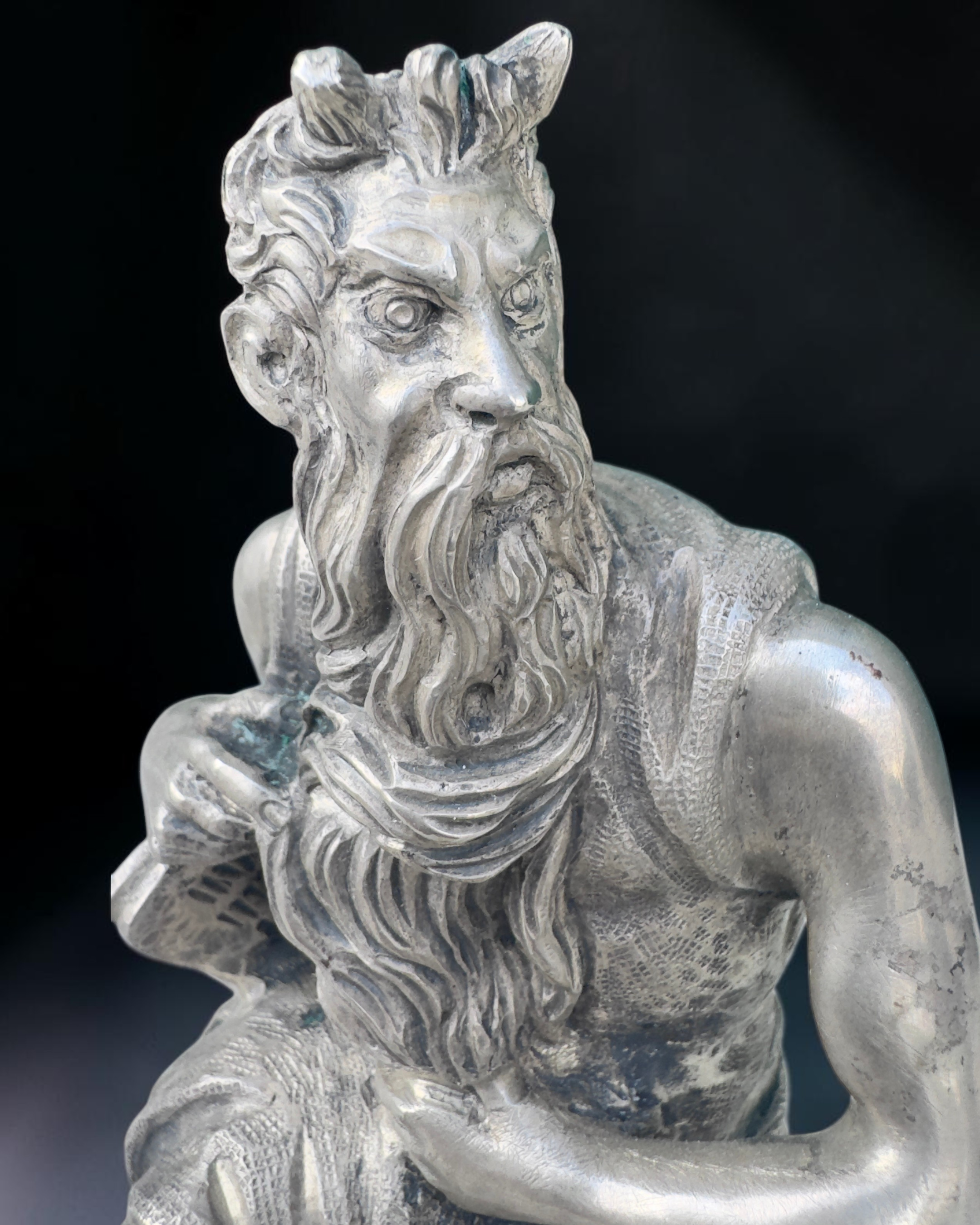vivioli - statua mose (12).png