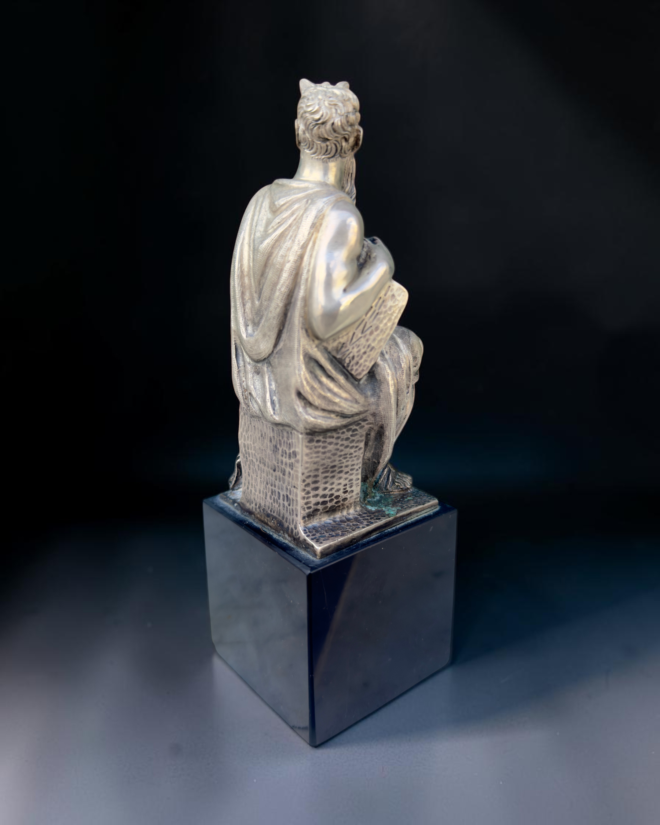 vivioli - statua mose (2).png