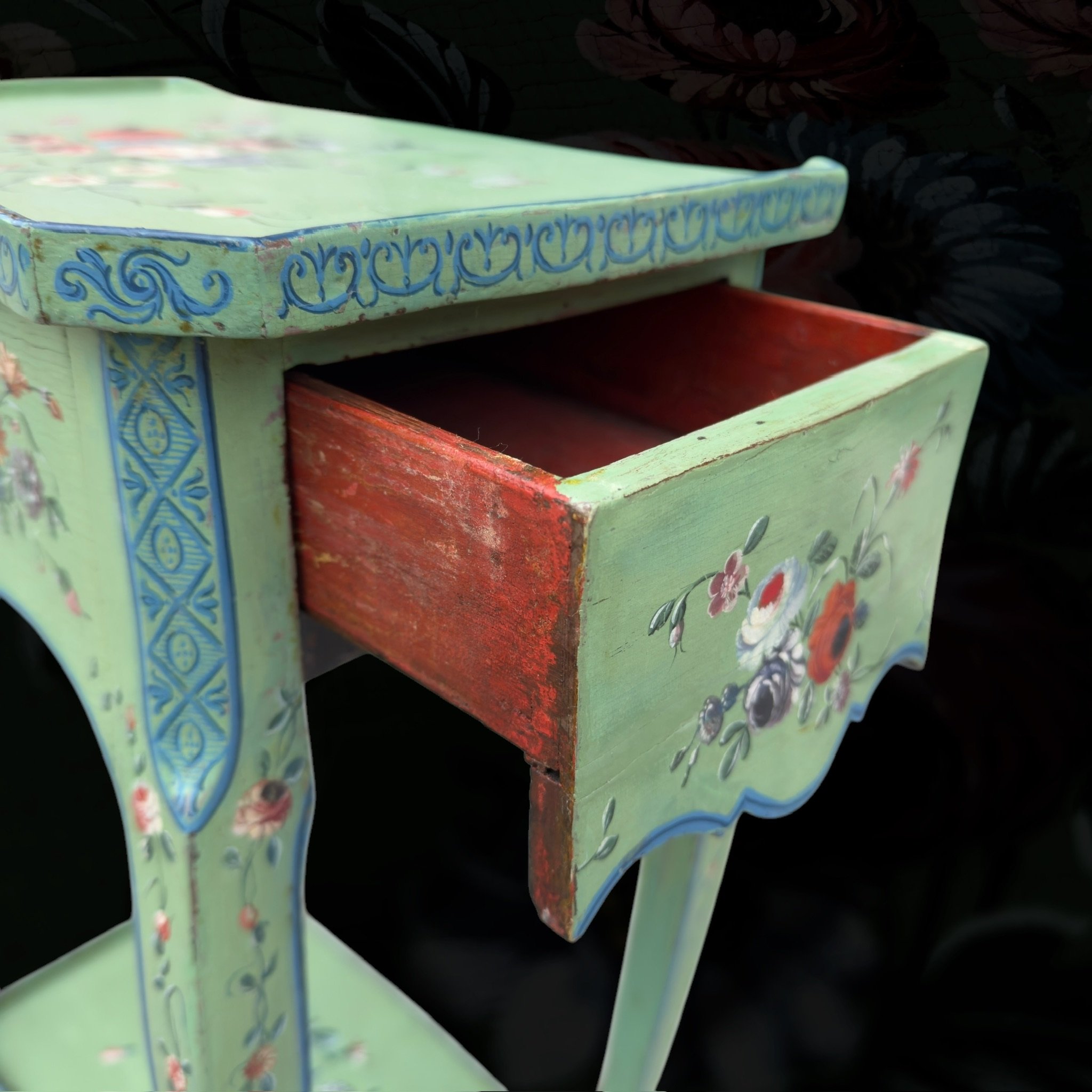 vivioliarteantica_A small LXV table with a side drawer20.jpg