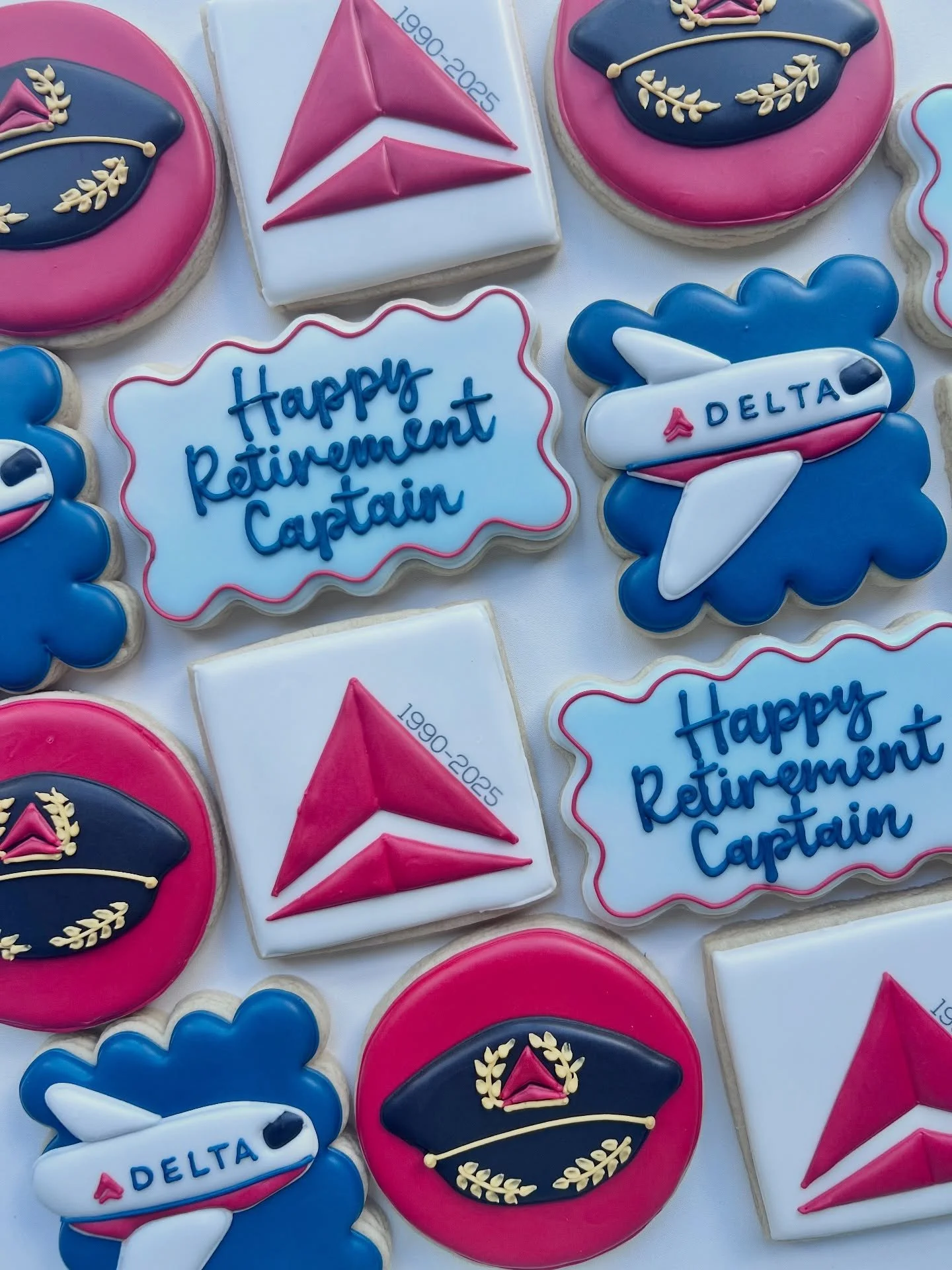 Sitting on a Delta flight to Chicago as I post this 😅 
I&rsquo;ve done quite a few Delta retirement sets and they are always so fun! This pilot started in 1990, the year I was born! 😳